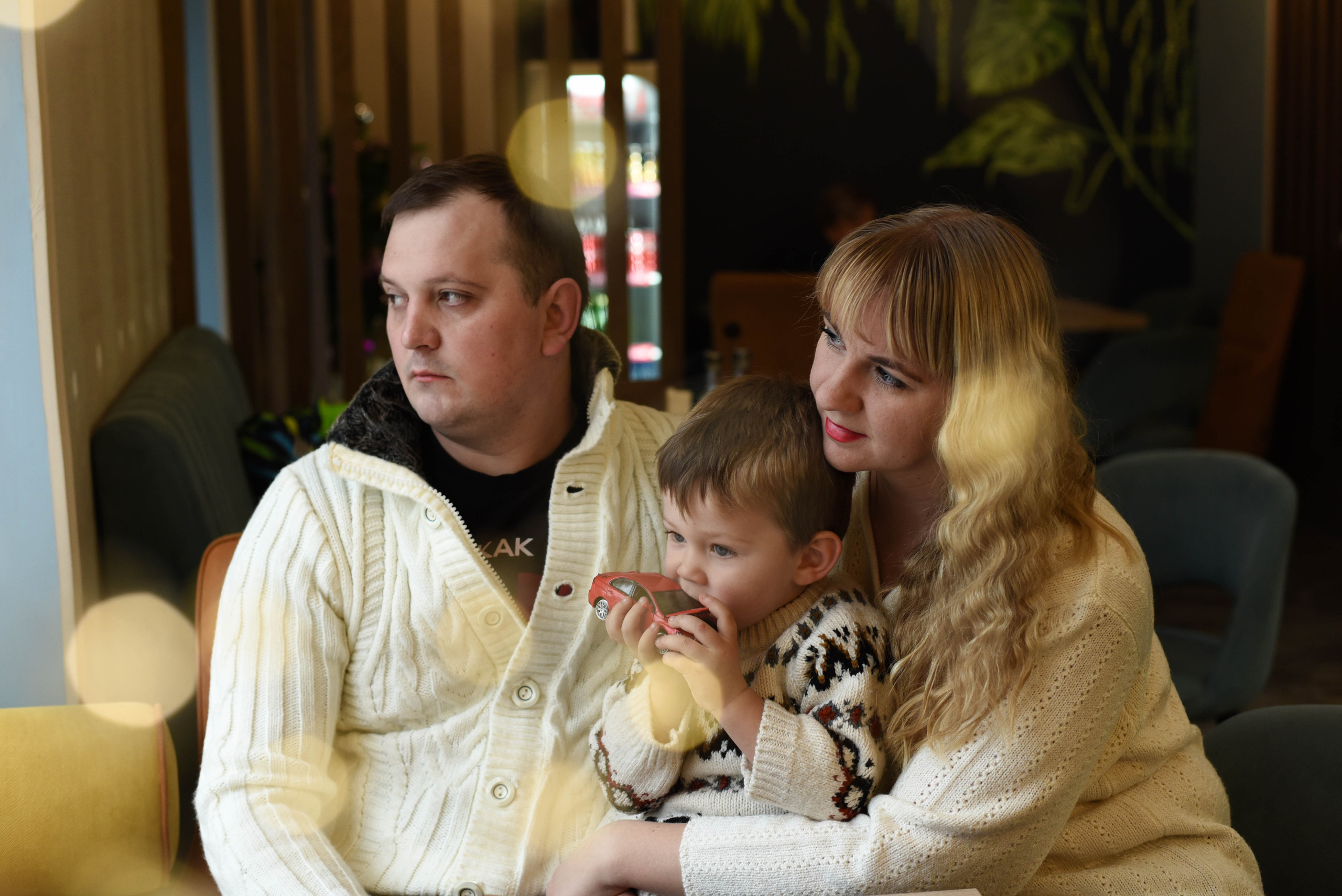 Съемка семьи в кафе. Новогоднее настроение. Женский и семейный фотограф Людмила Богачкина