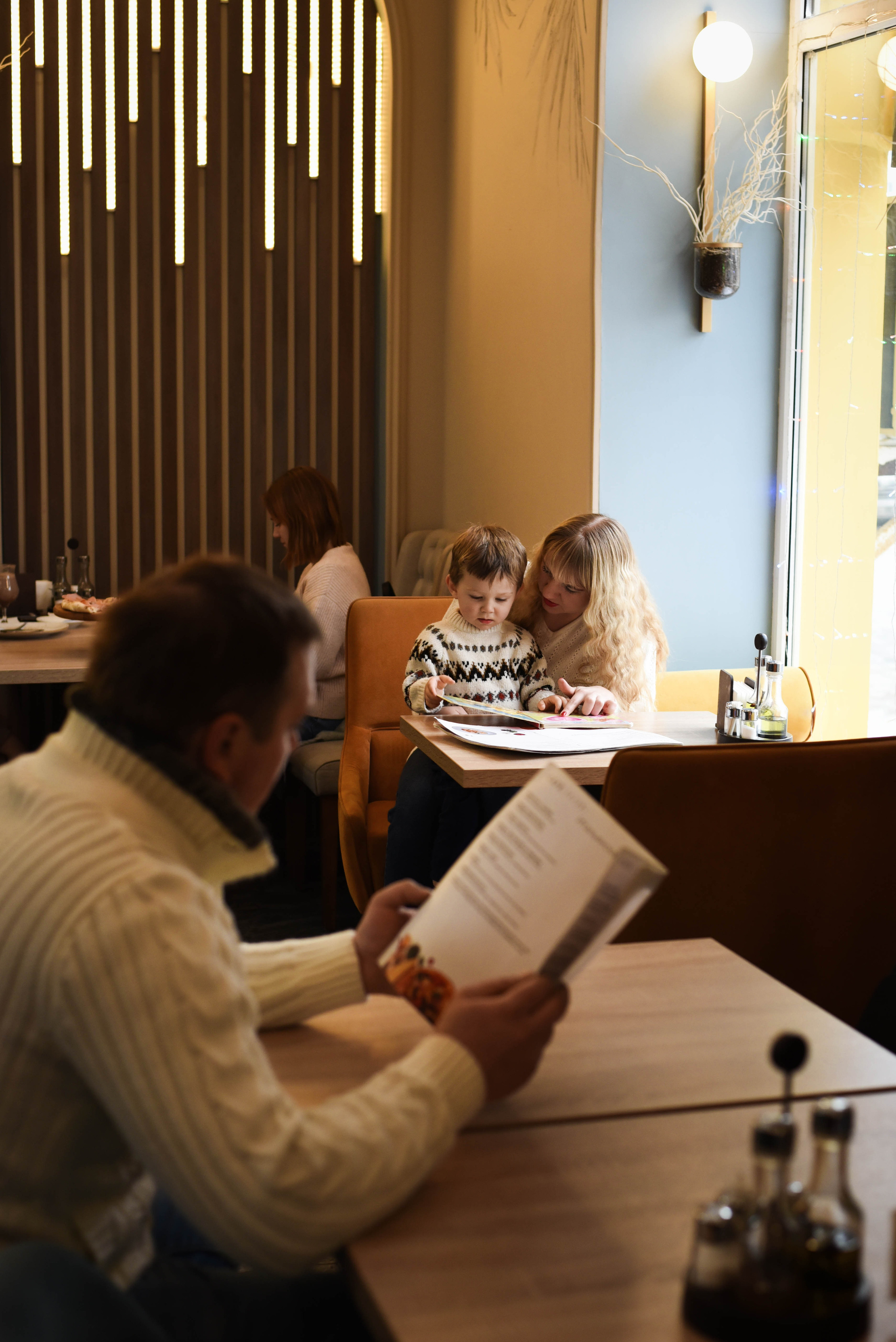 Съемка семьи в кафе. Новогоднее настроение. Женский и семейный фотограф Людмила Богачкина