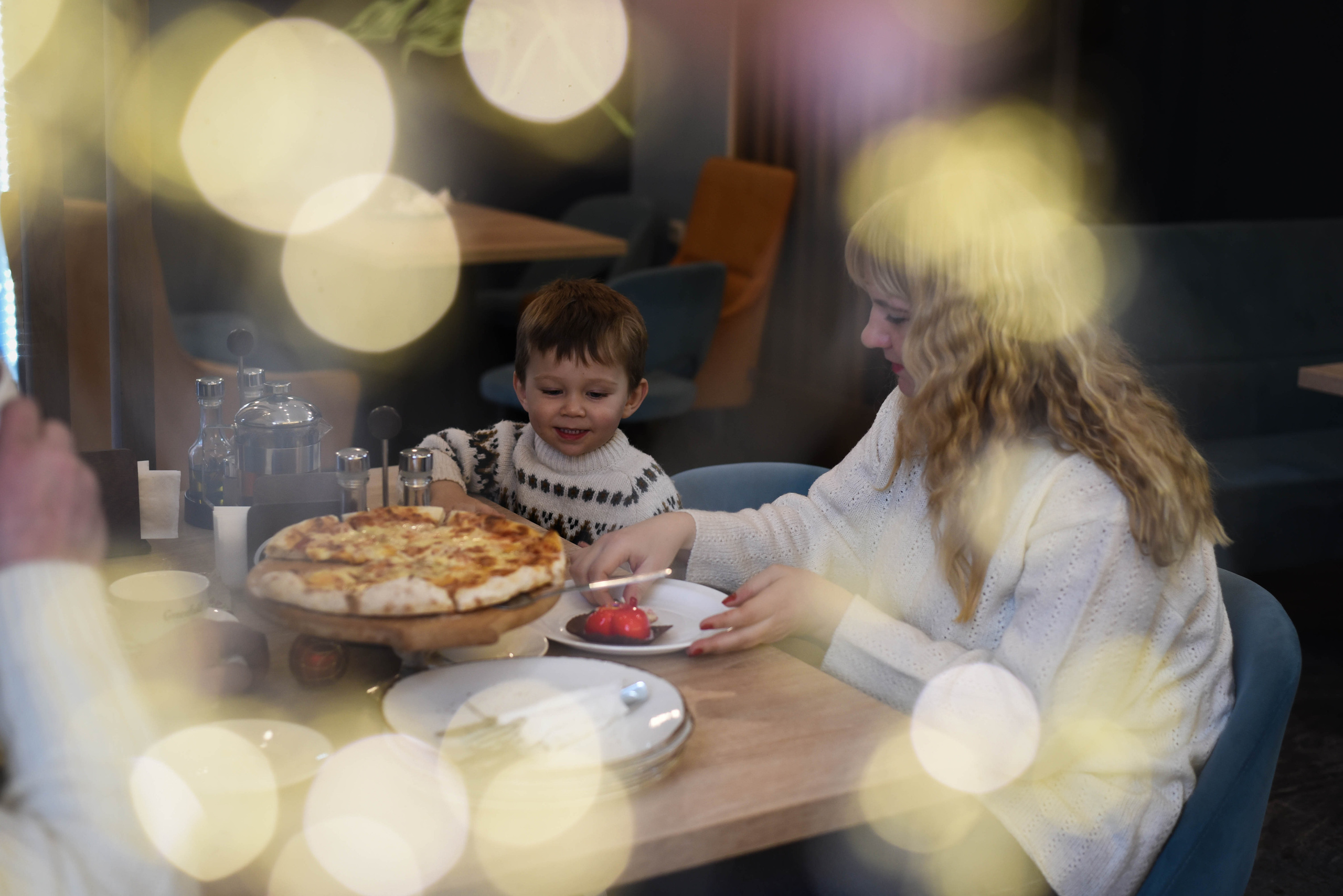 Съемка семьи в кафе. Новогоднее настроение. Женский и семейный фотограф Людмила Богачкина