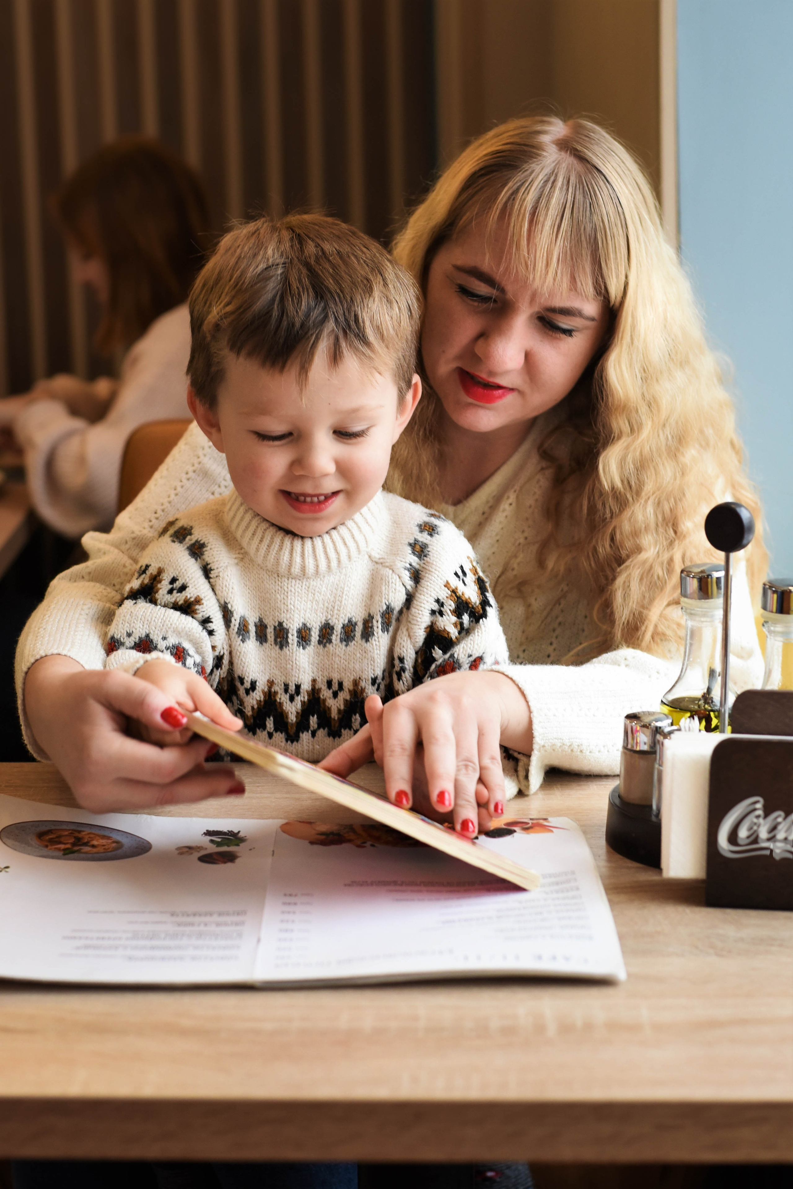 Съемка семьи в кафе. Новогоднее настроение. Женский и семейный фотограф Людмила Богачкина