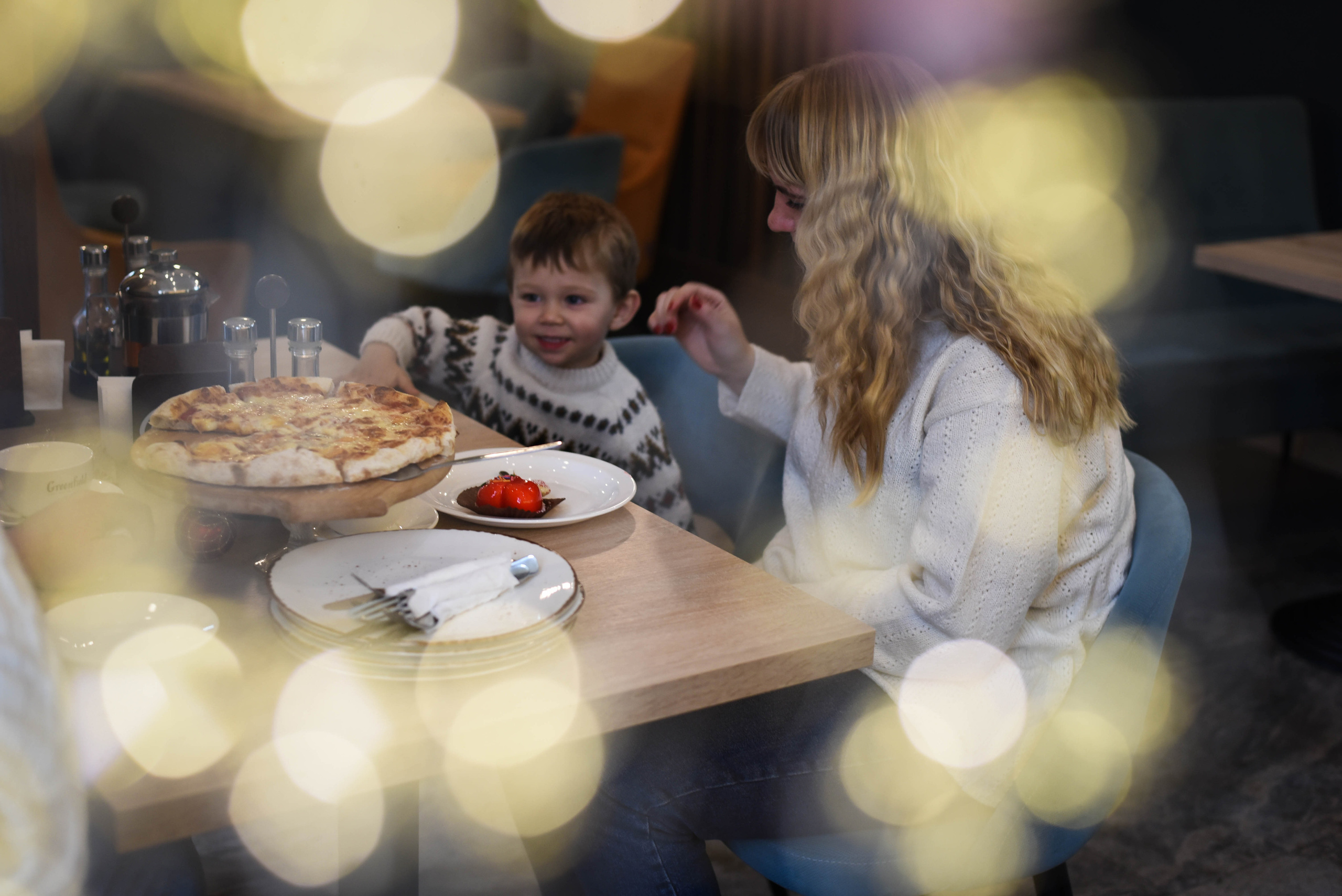 Съемка семьи в кафе. Новогоднее настроение. Женский и семейный фотограф Людмила Богачкина