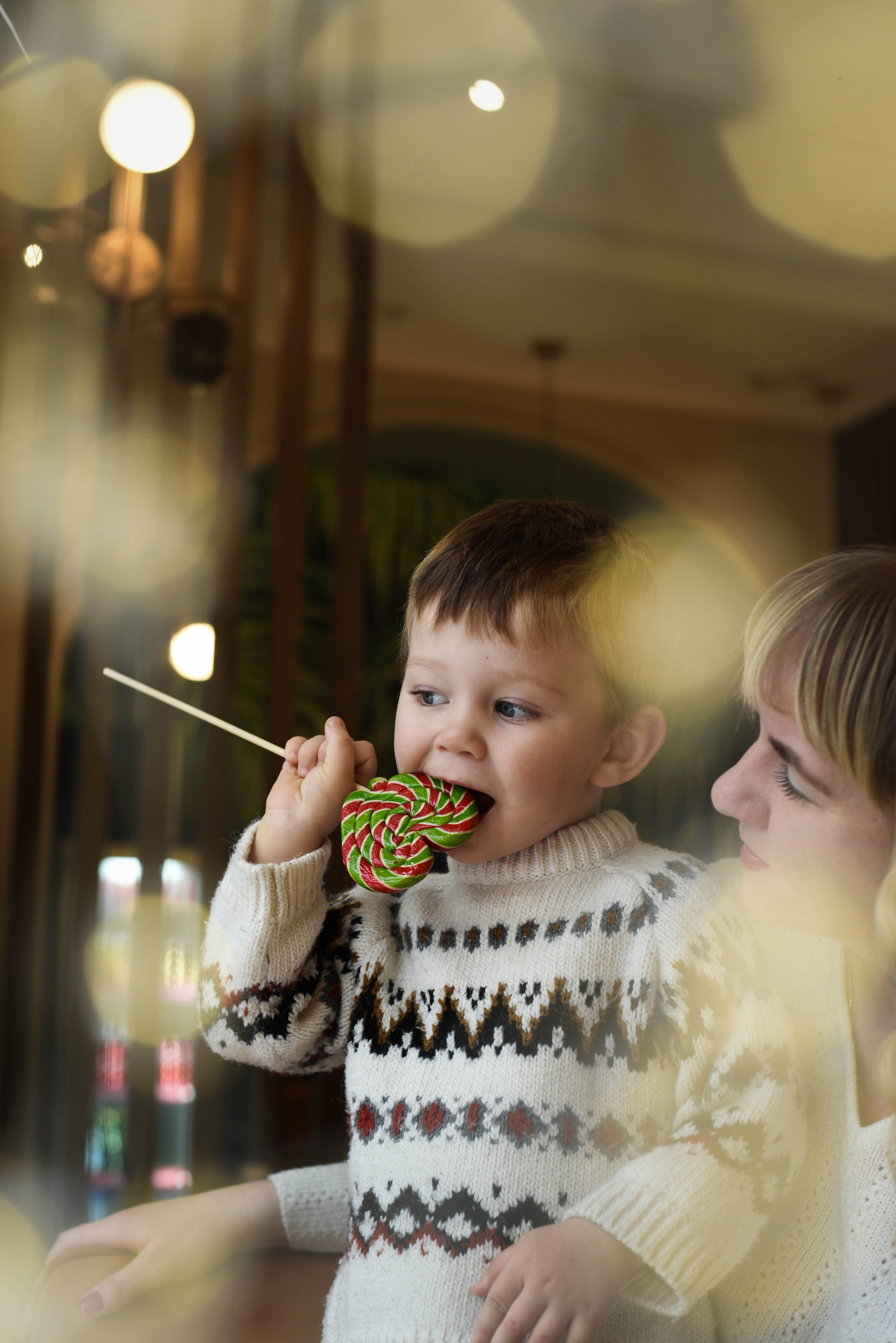 Съемка семьи в кафе. Новогоднее настроение. Женский и семейный фотограф Людмила Богачкина