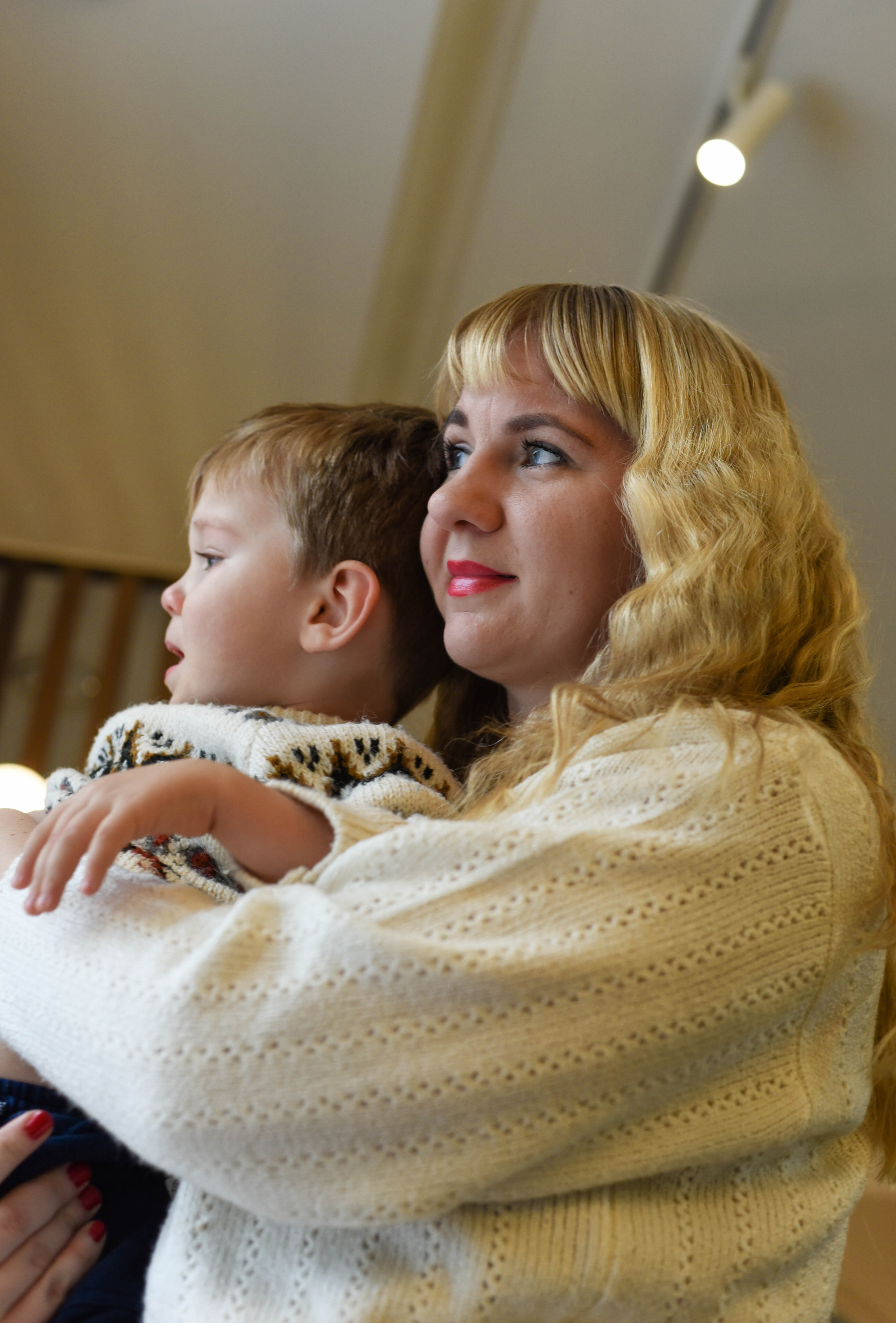 Съемка семьи в кафе. Новогоднее настроение. Женский и семейный фотограф Людмила Богачкина