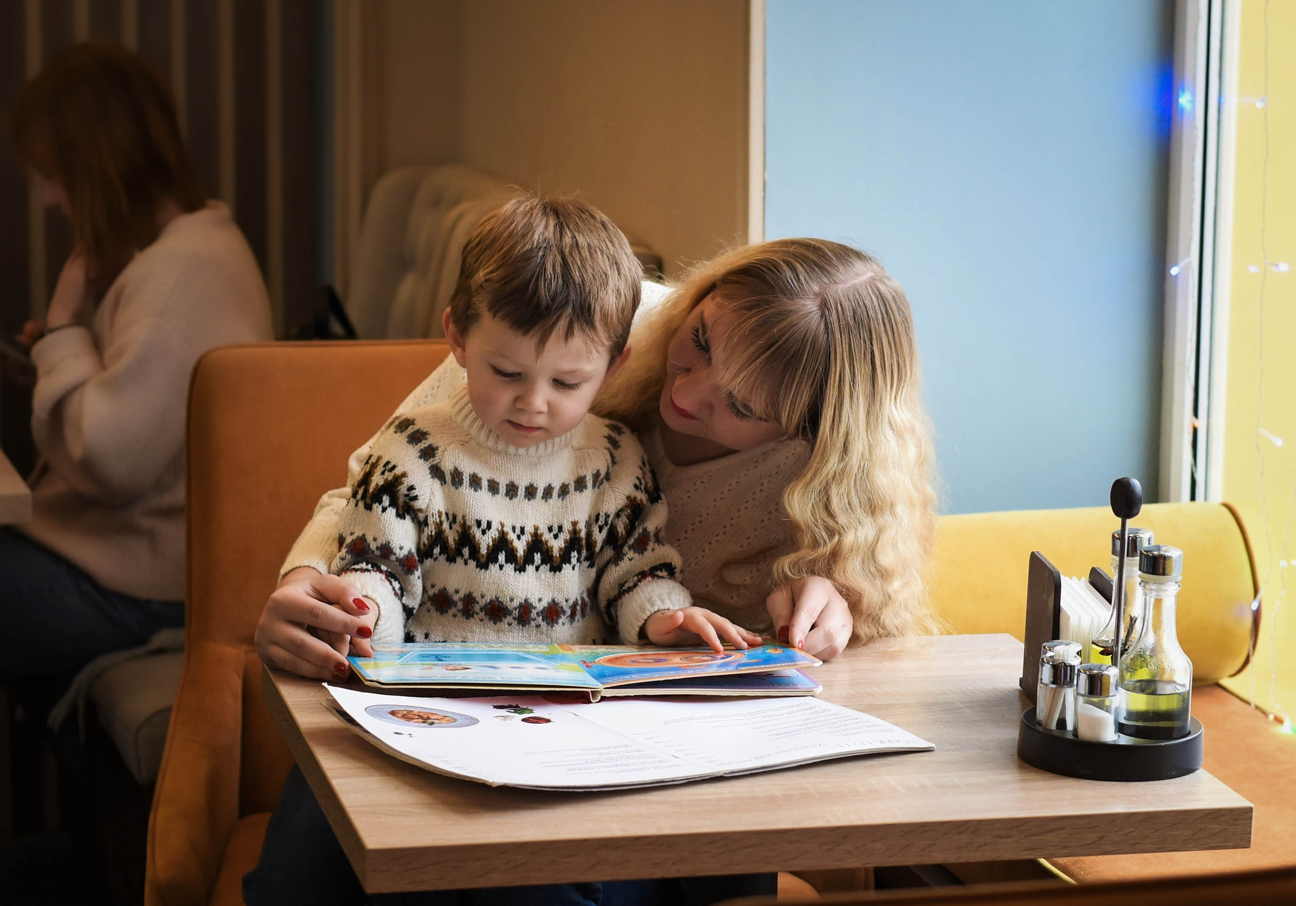 Съемка семьи в кафе. Новогоднее настроение. Женский и семейный фотограф Людмила Богачкина