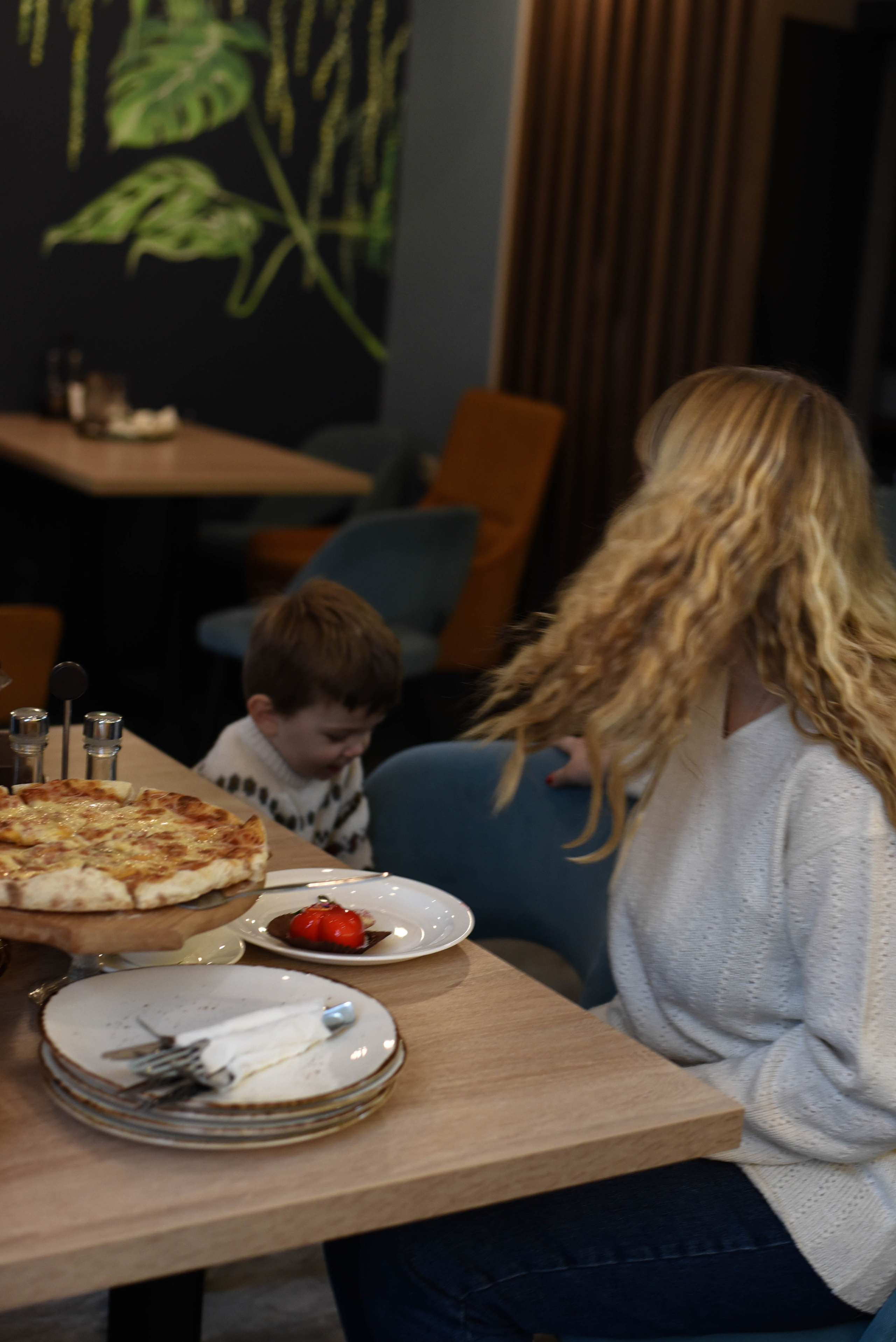 Съемка семьи в кафе. Новогоднее настроение. Женский и семейный фотограф Людмила Богачкина
