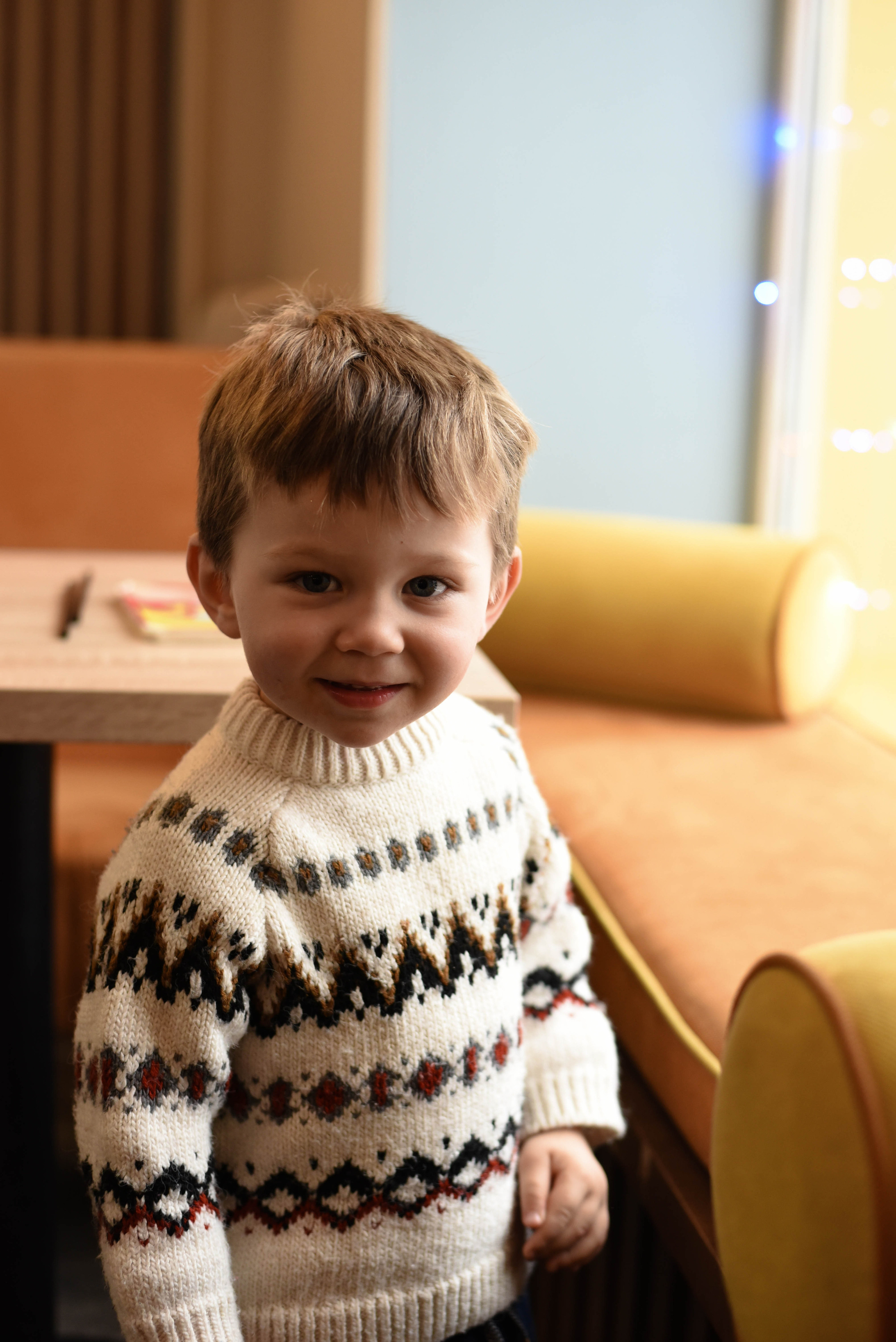 Съемка семьи в кафе. Новогоднее настроение. Женский и семейный фотограф Людмила Богачкина