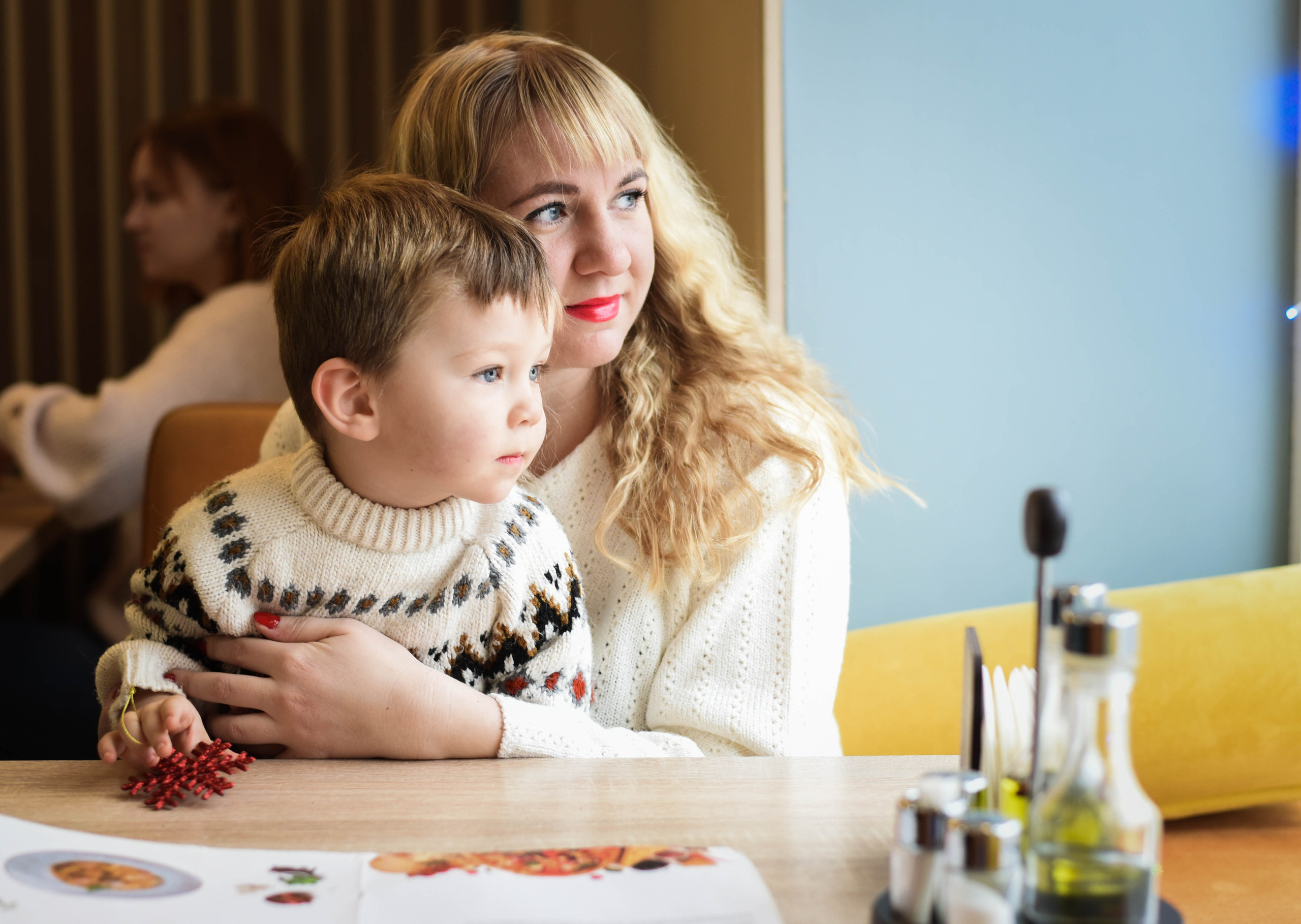 Съемка семьи в кафе. Новогоднее настроение. Женский и семейный фотограф Людмила Богачкина