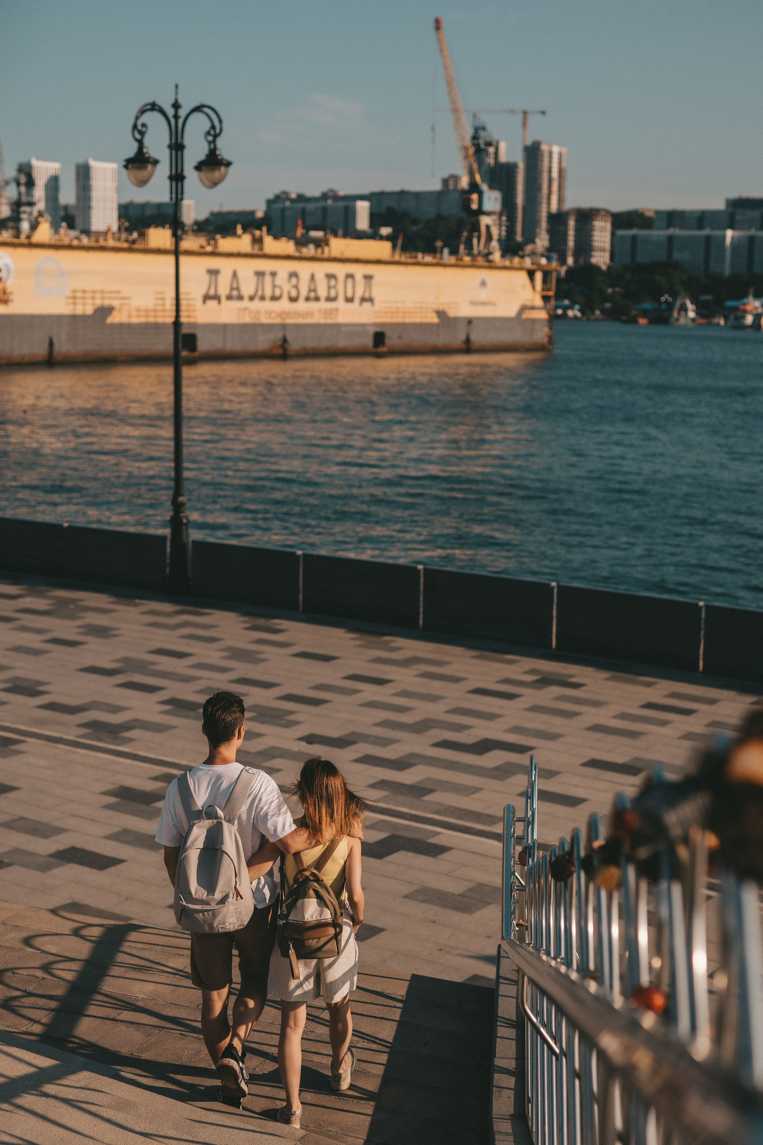 Фото парень и девушка с видом на Золотой Рог и Дальзавод Владивосток