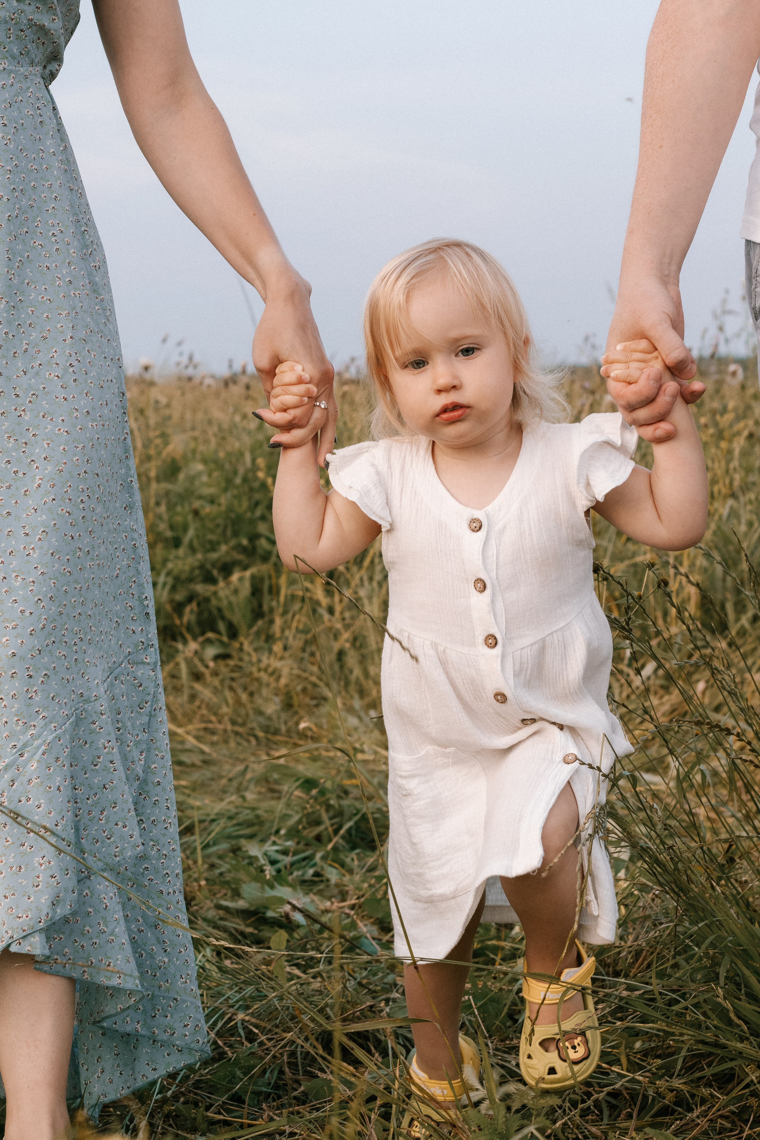 Семейная фотосессия в поле. Портретный фотограф Москва