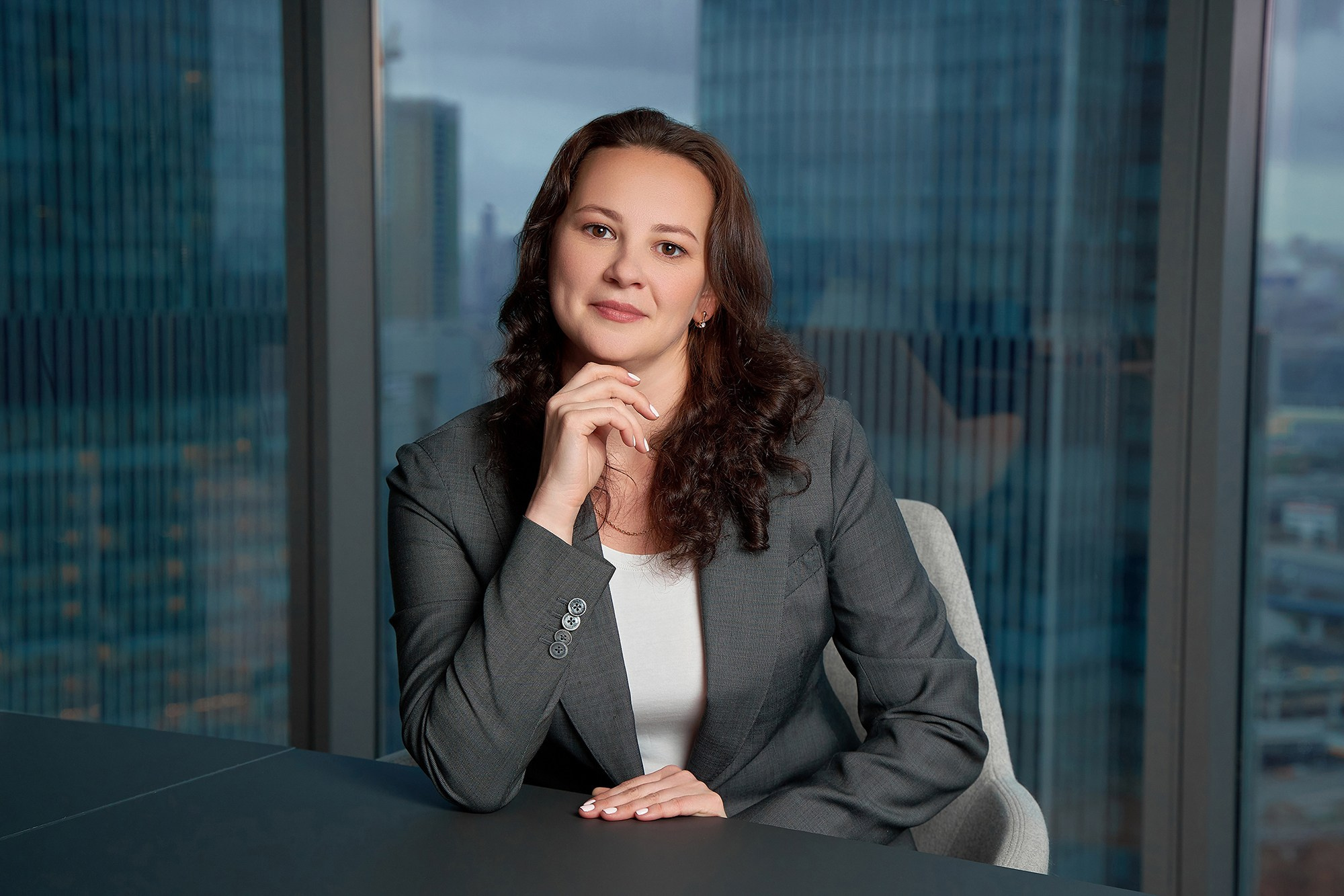 Деловой портрет бизнесмена в офисе компании Москва-Сити