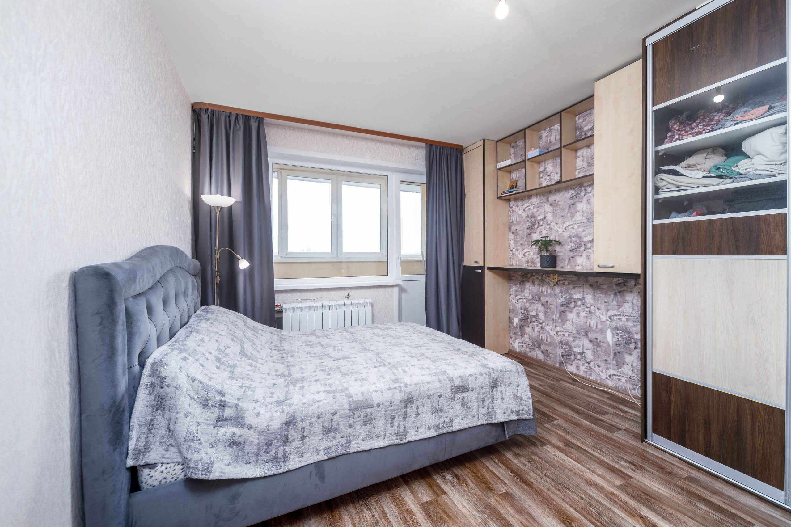 Интерьер спальни в двушке в Серебрянке с видом на парк