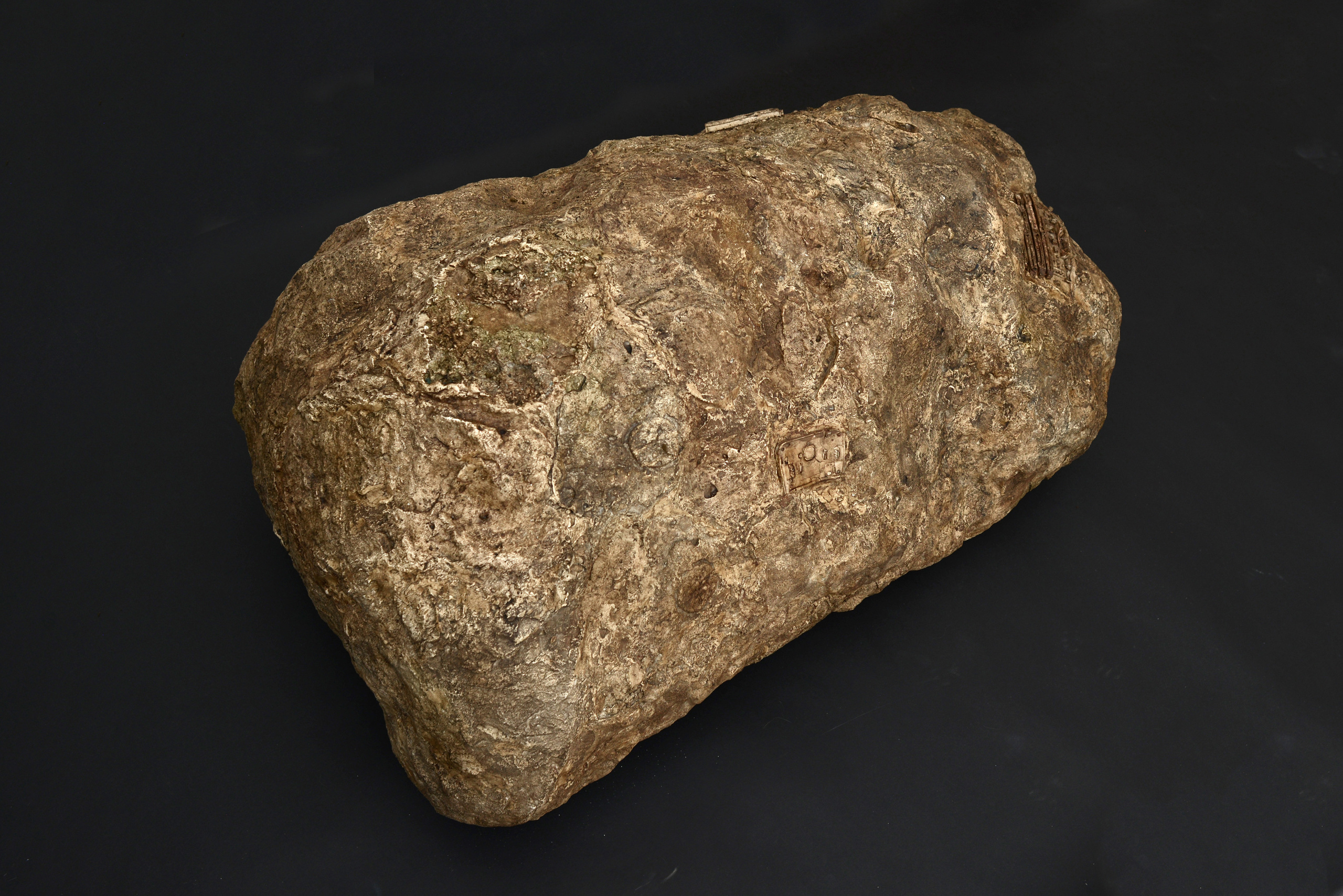 MENIAC. 2022. Скульптура (пеноплекс, гипс, масло). 1мх50смх50см