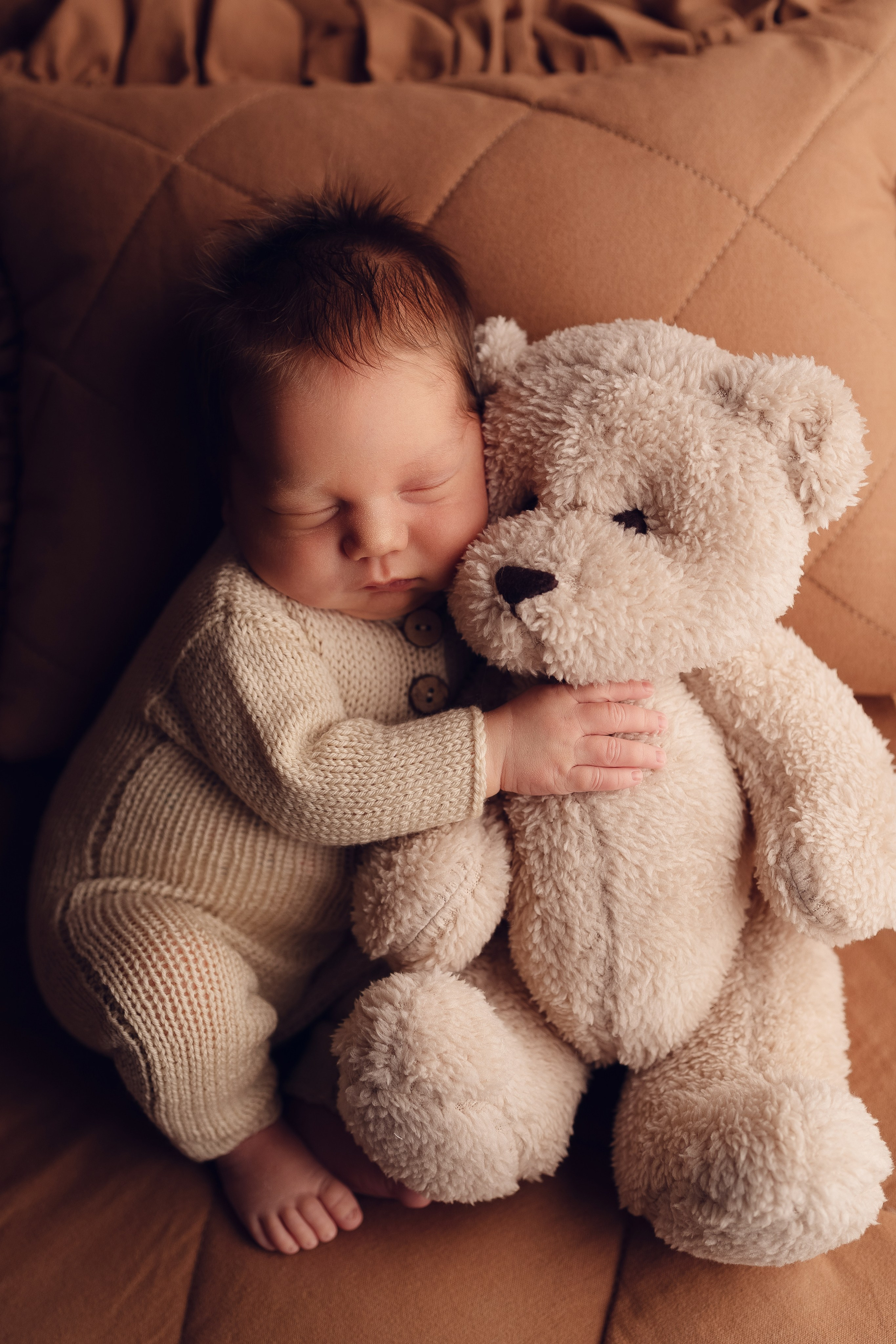 Фотосессия новорождённого малыша с игрушкой