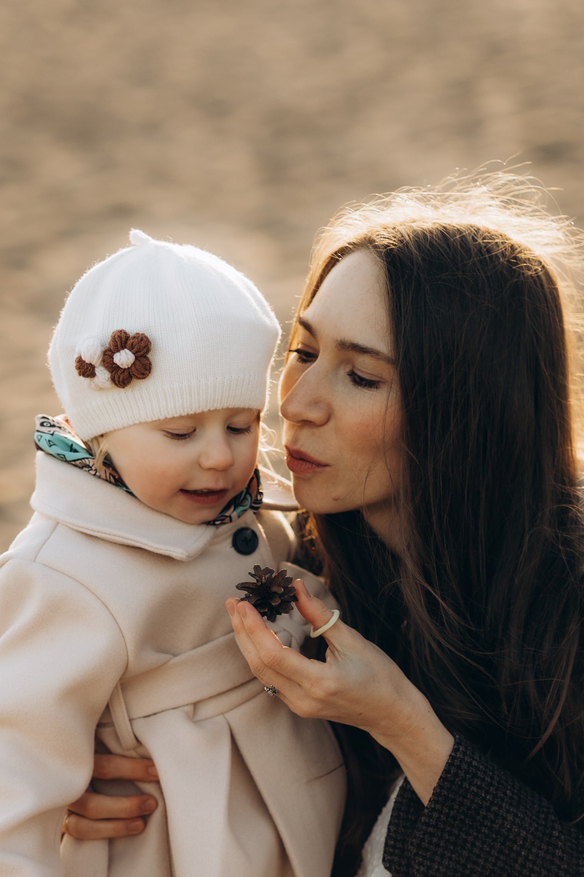 Живой момент общения родителей и ребенка на семейной съемке.