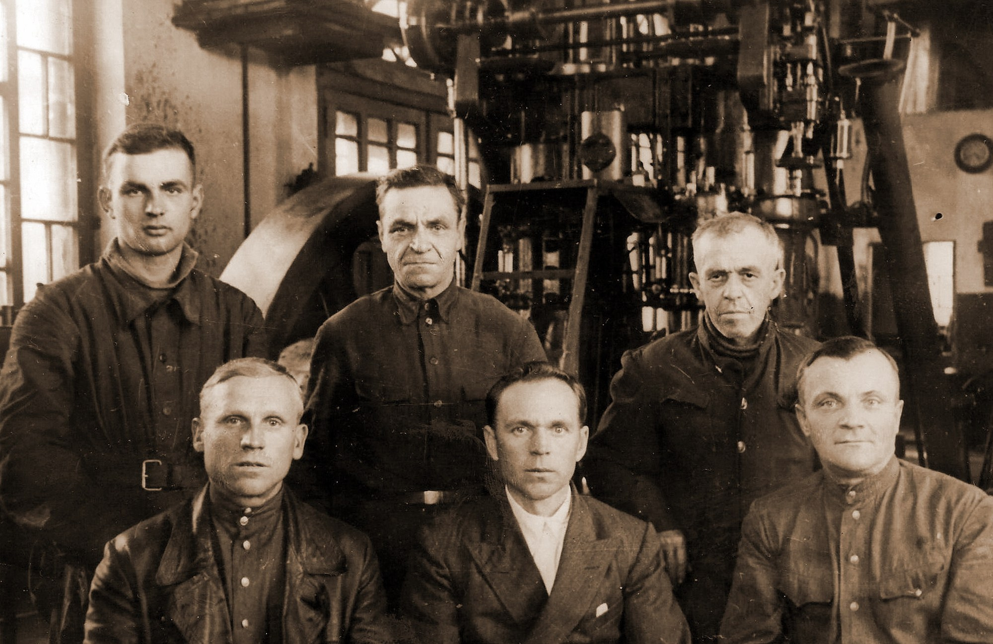 Рабочие электростанции. Третий в первом ряду — Николай Егоров. Второй и третий во втором ряду — Михаил Красиков и Эдуард Гарингтон. Фото: из фондов краеведческого музея Кирсановского муниципального округа.