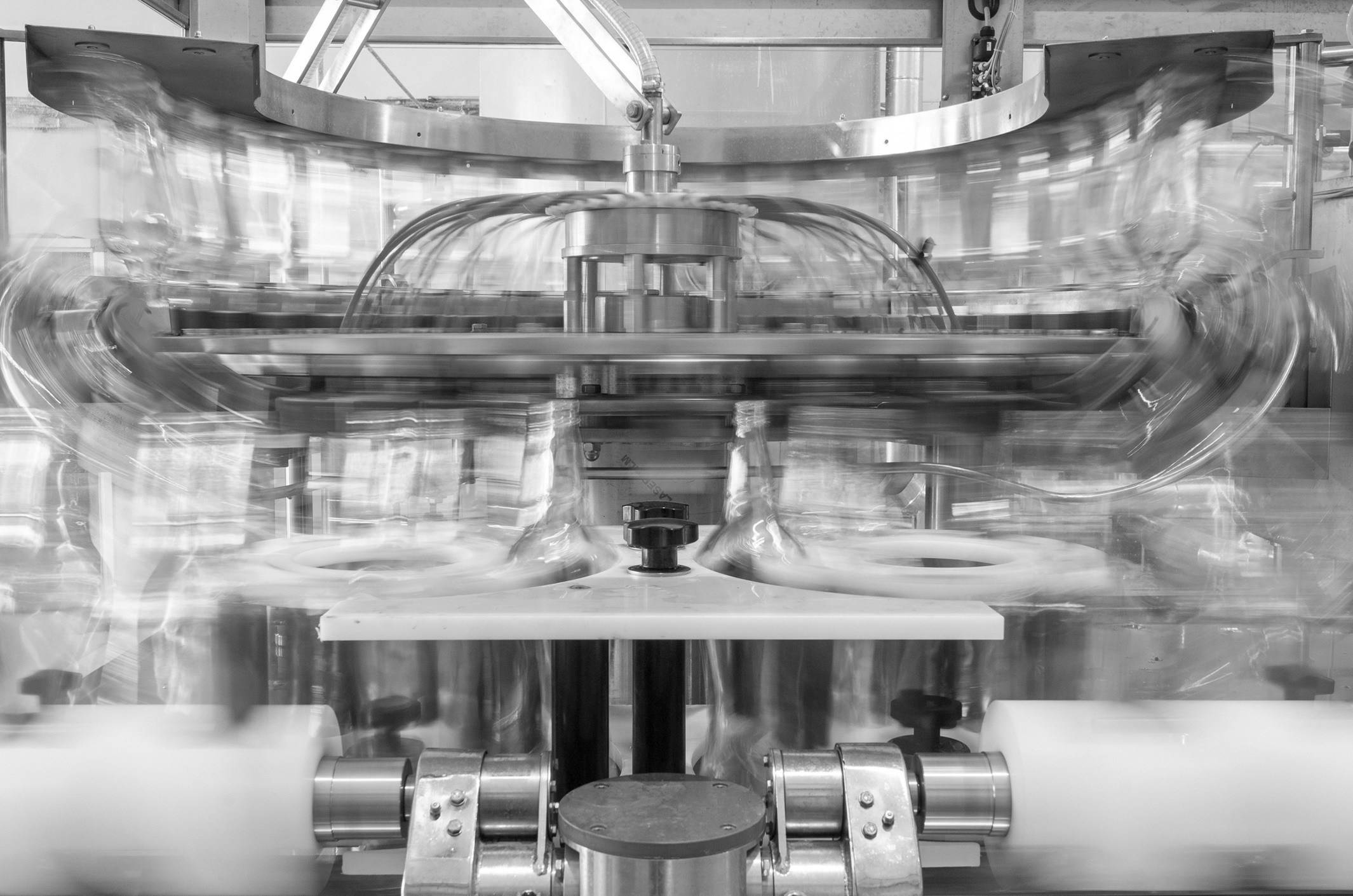 Работа упаковочной линии на производстве напитков — промышленная фотосъёмка технологического процесса