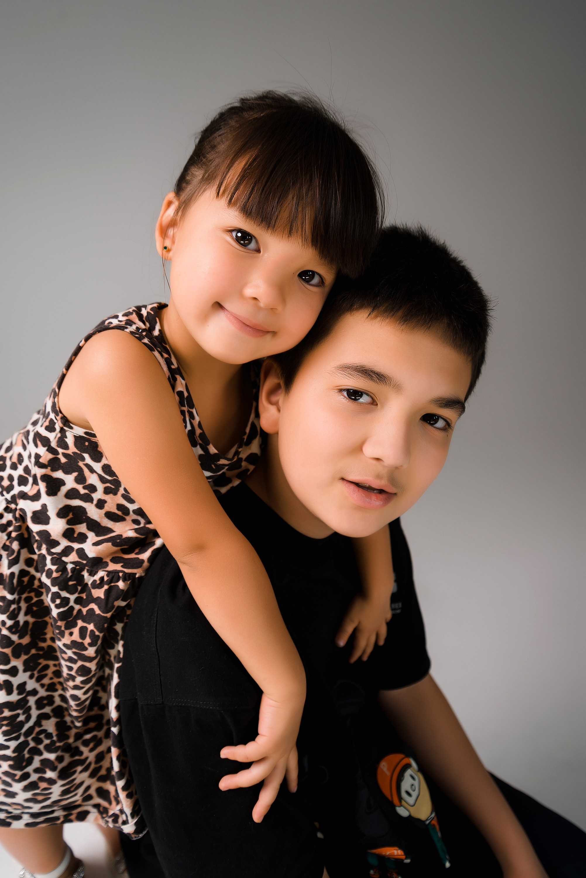 На фотографии брат и сестра.