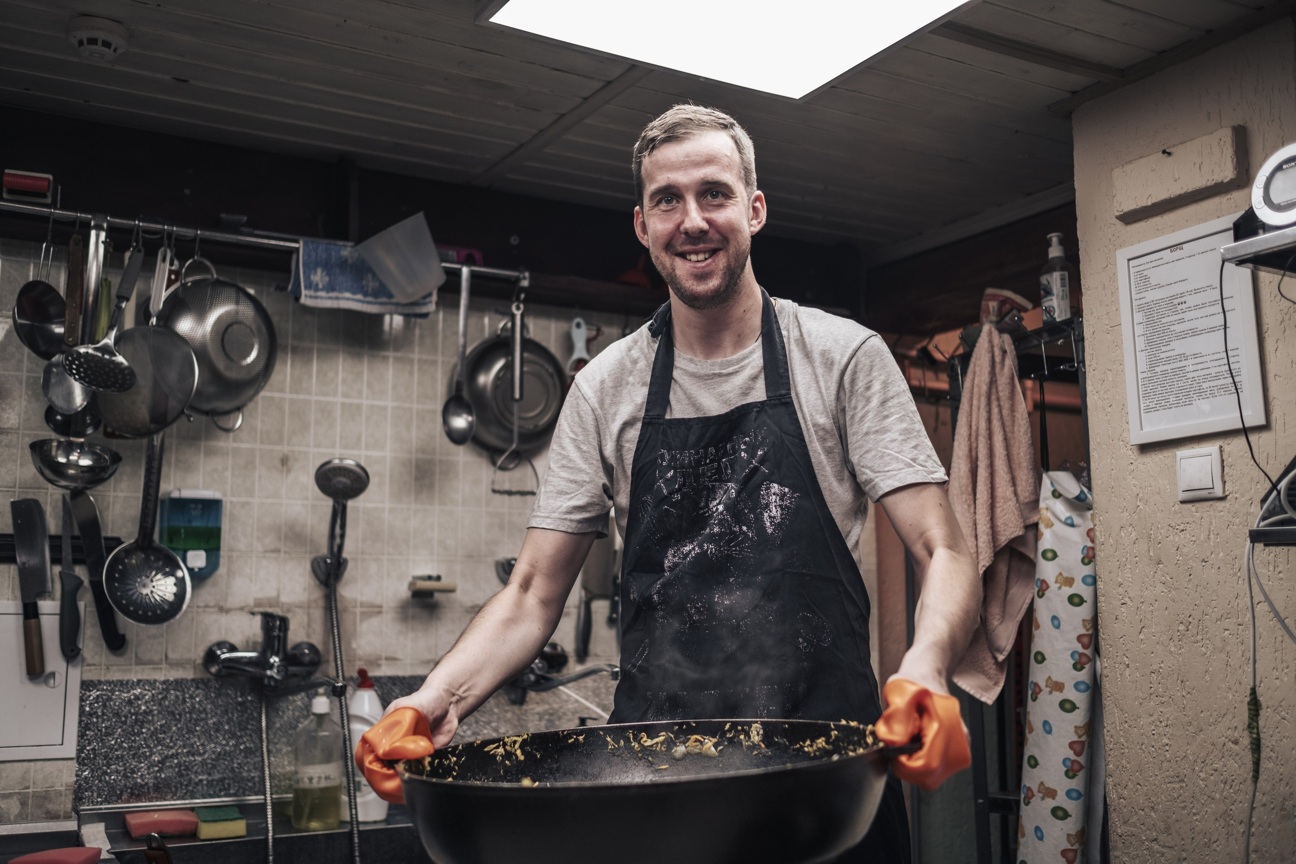 Готовка для бездомных и кормление их в Москве. Фотограф в Москве Максим Скоробогатов