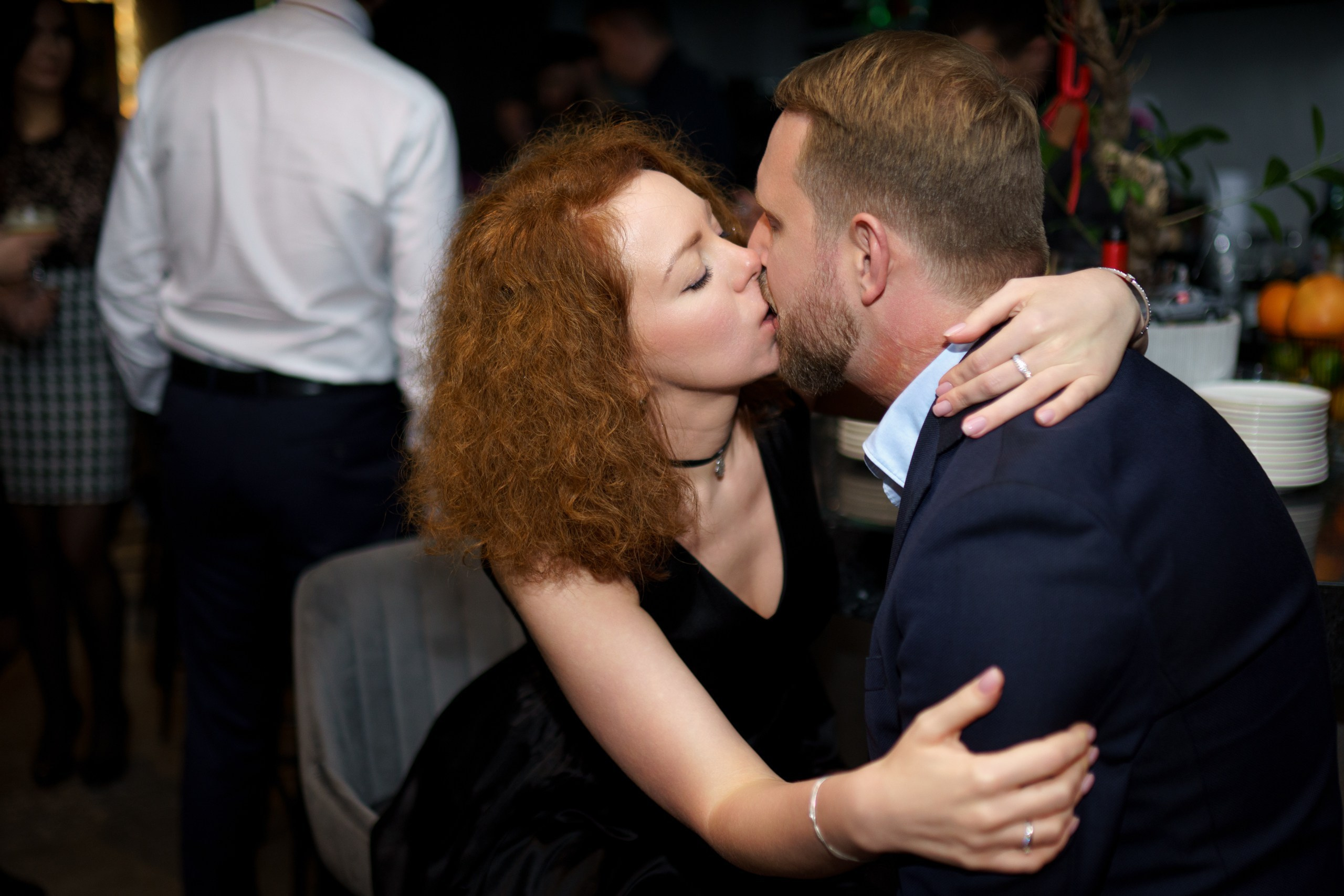 поцелуй гостей на свадьбе банкетная фотосъемка