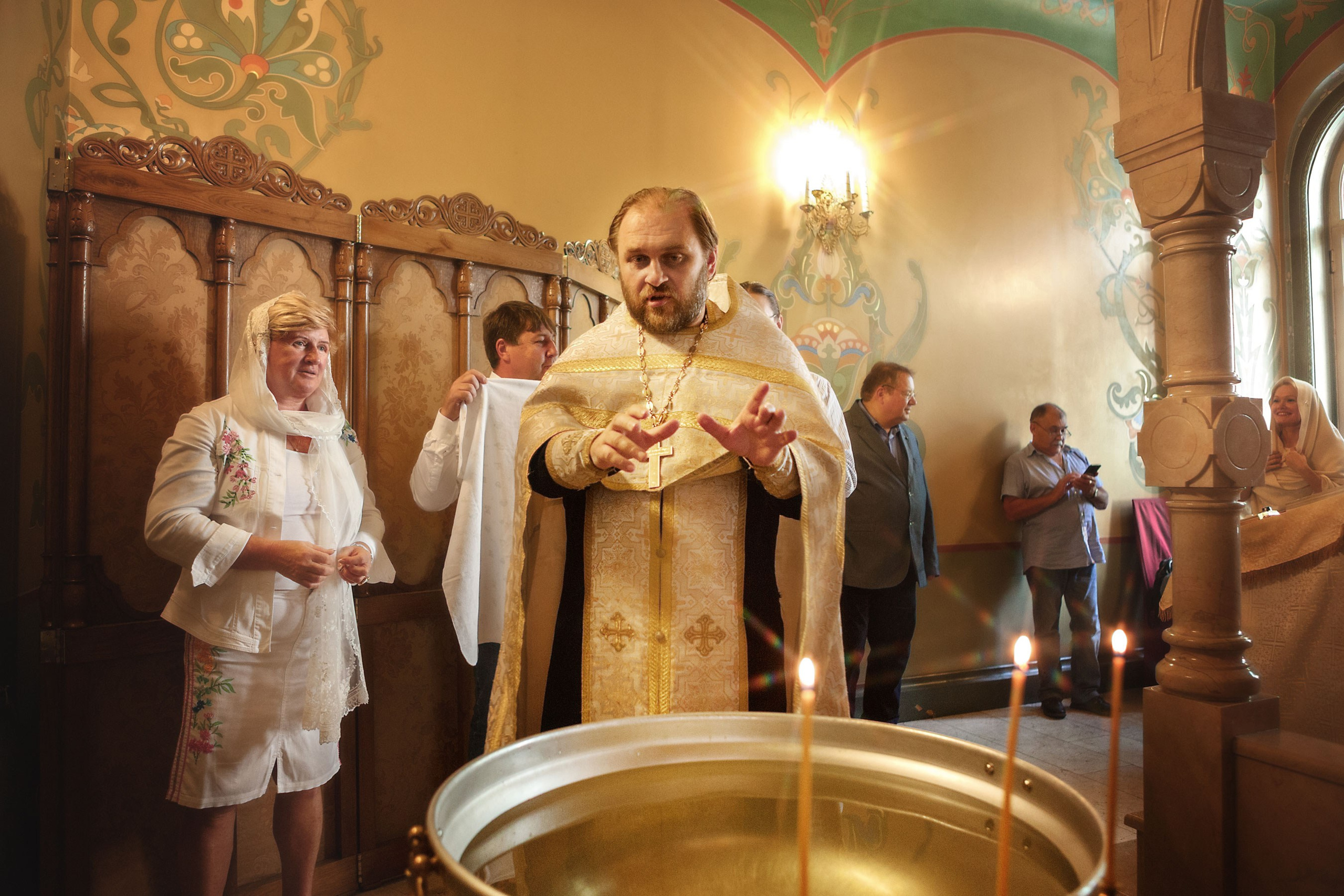 батюшка проводит крещение, фотосессия крещения