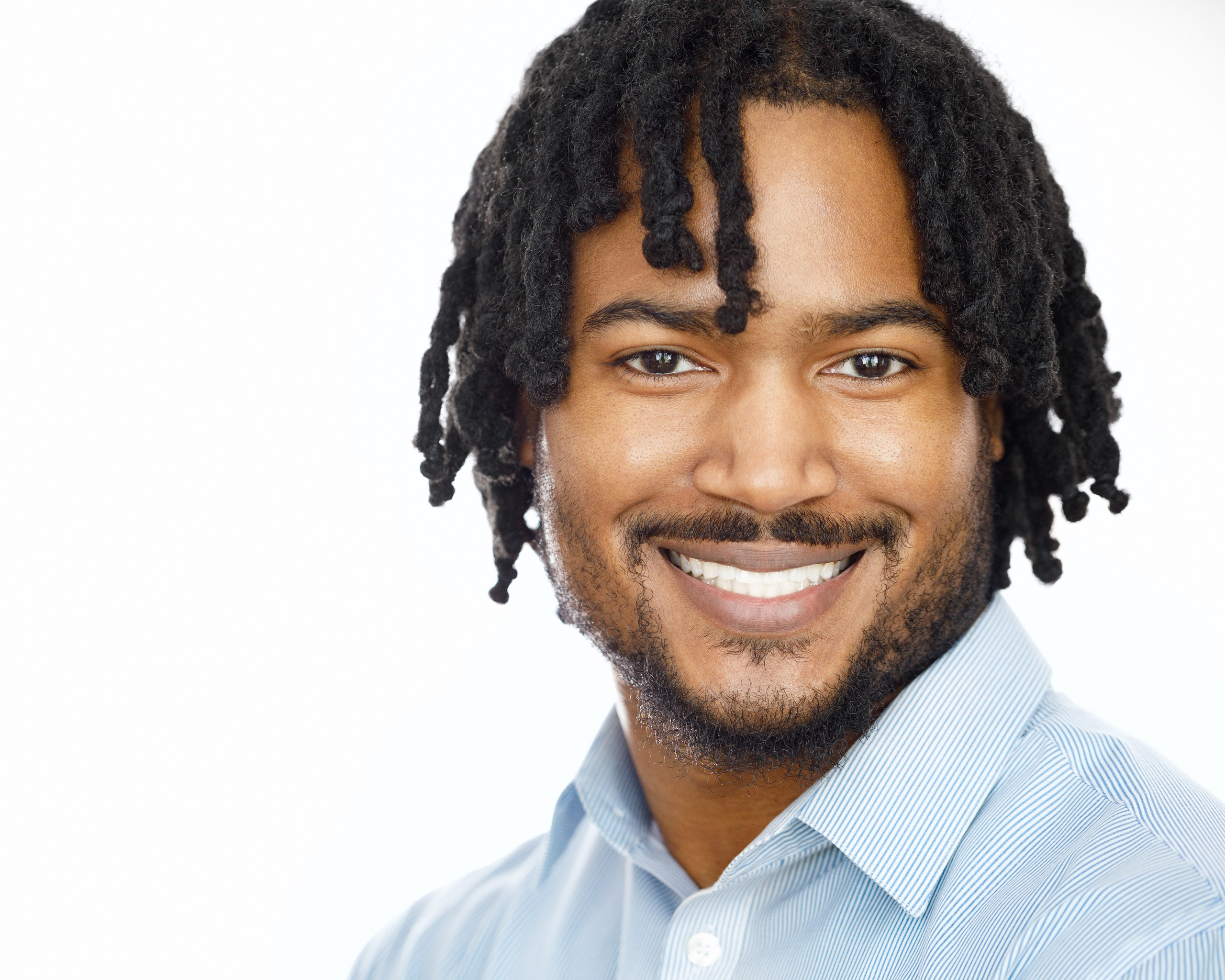 Хедшот. Крупный план улыбающегося чернокожего мужчины.