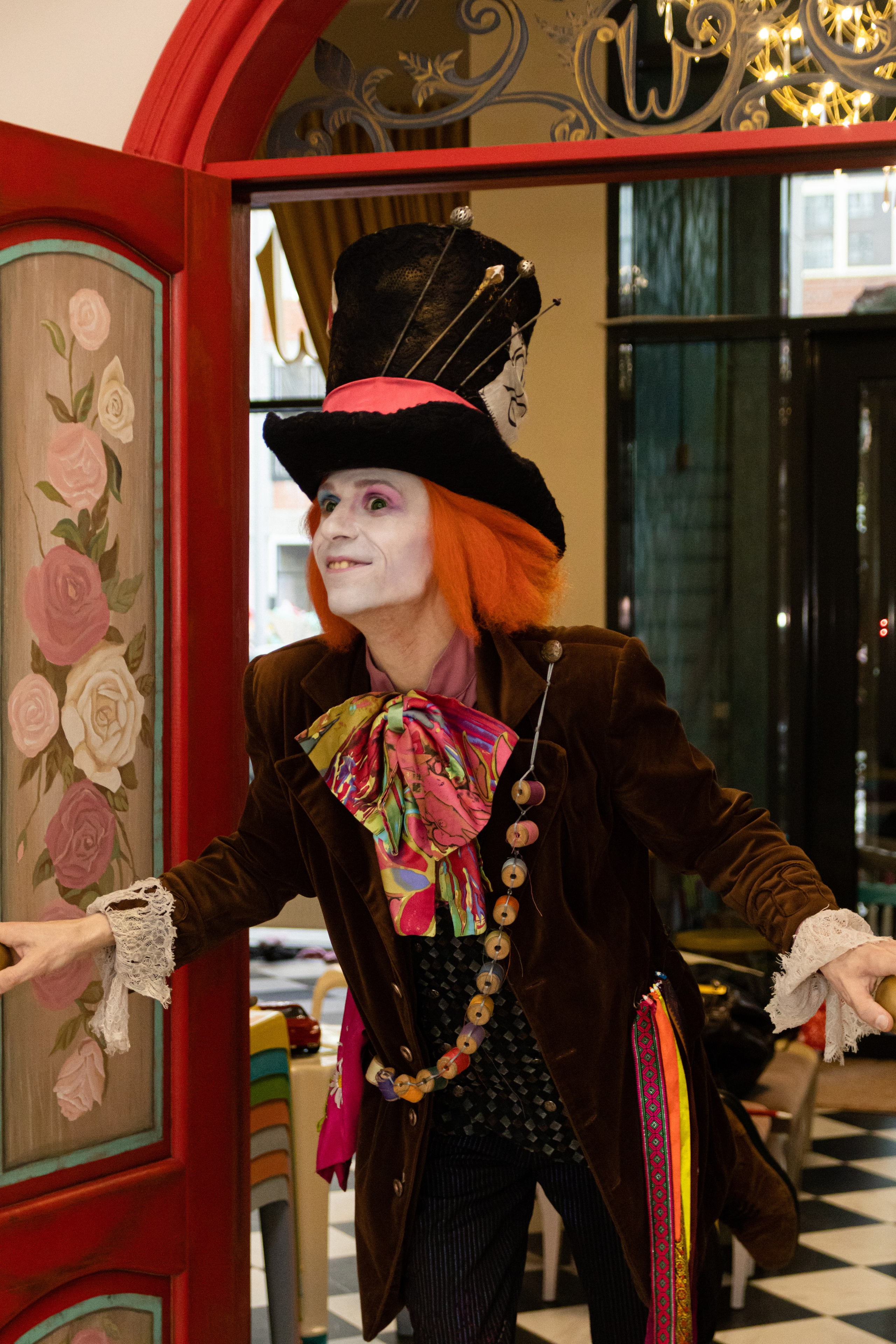 Шляпная магия: аниматор Шляпник и его фотограф сделают ваш праздник незабываемым!. Свадебный и репортажный фотограф Максим Вакс. Съемка любых мероприятий в Екатеринбурге