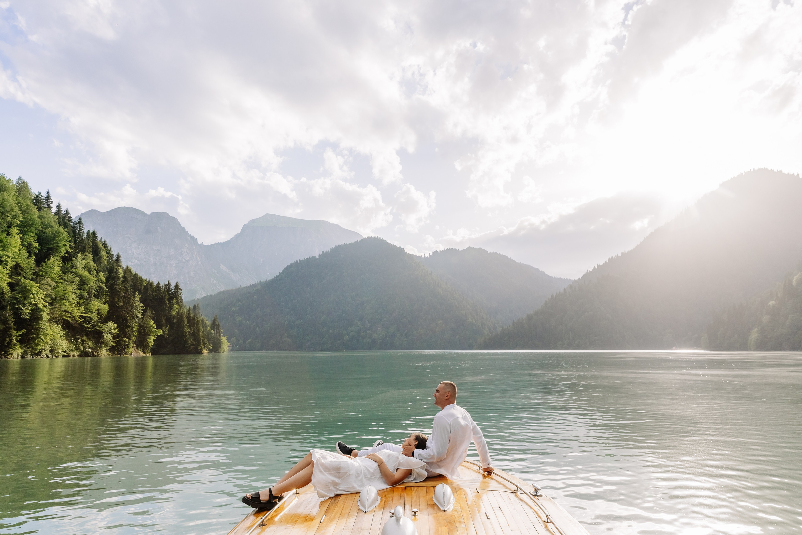 Фотосессия в Абхазии на прекрасном озере Рица. Свадебный фотограф в Абхазии, Сухум, Гагра, Сочи