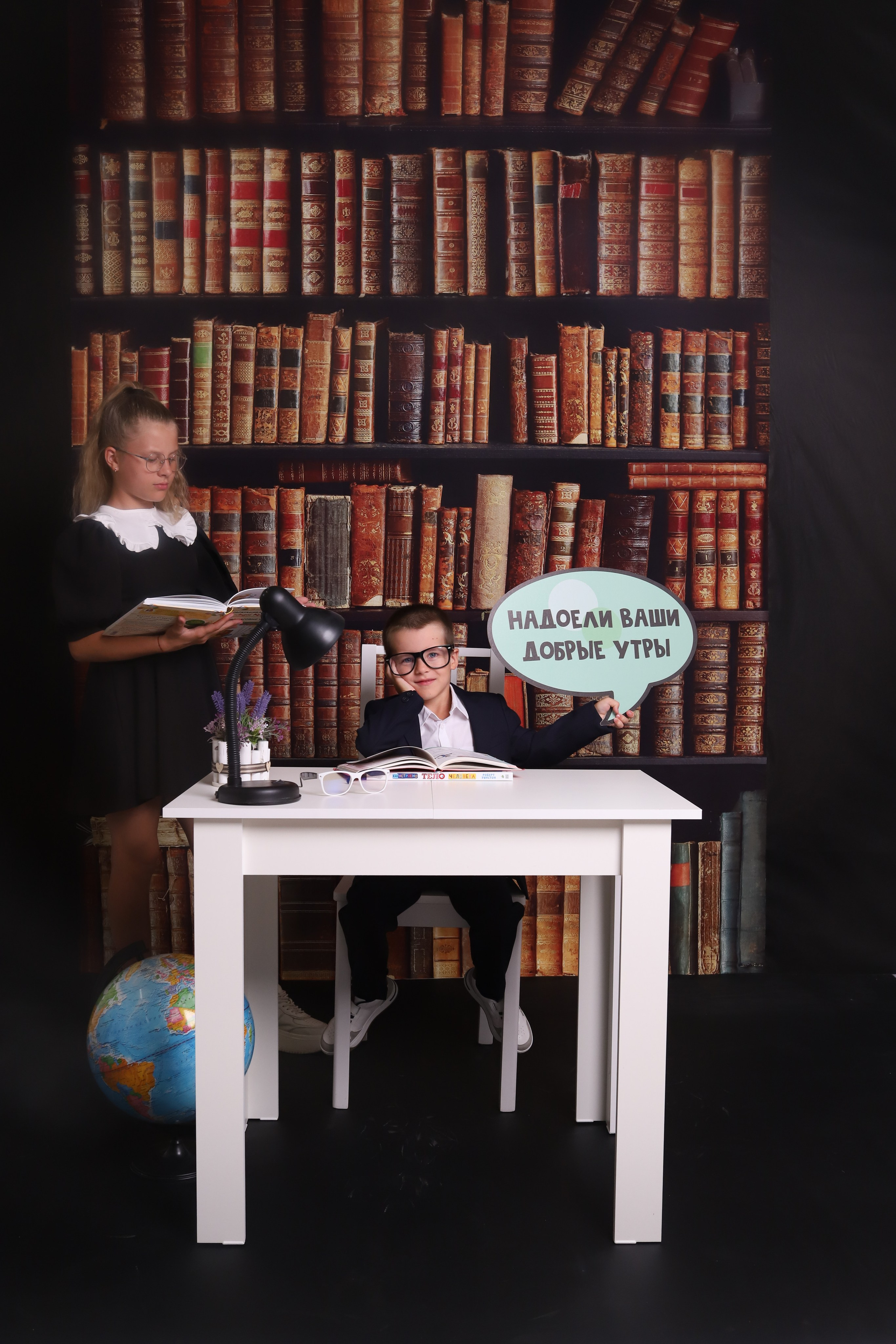 Книжный фон подходит для учебной и контентной Съемки. Фотостудия самообслуживания. Студия без фотографа в Твери