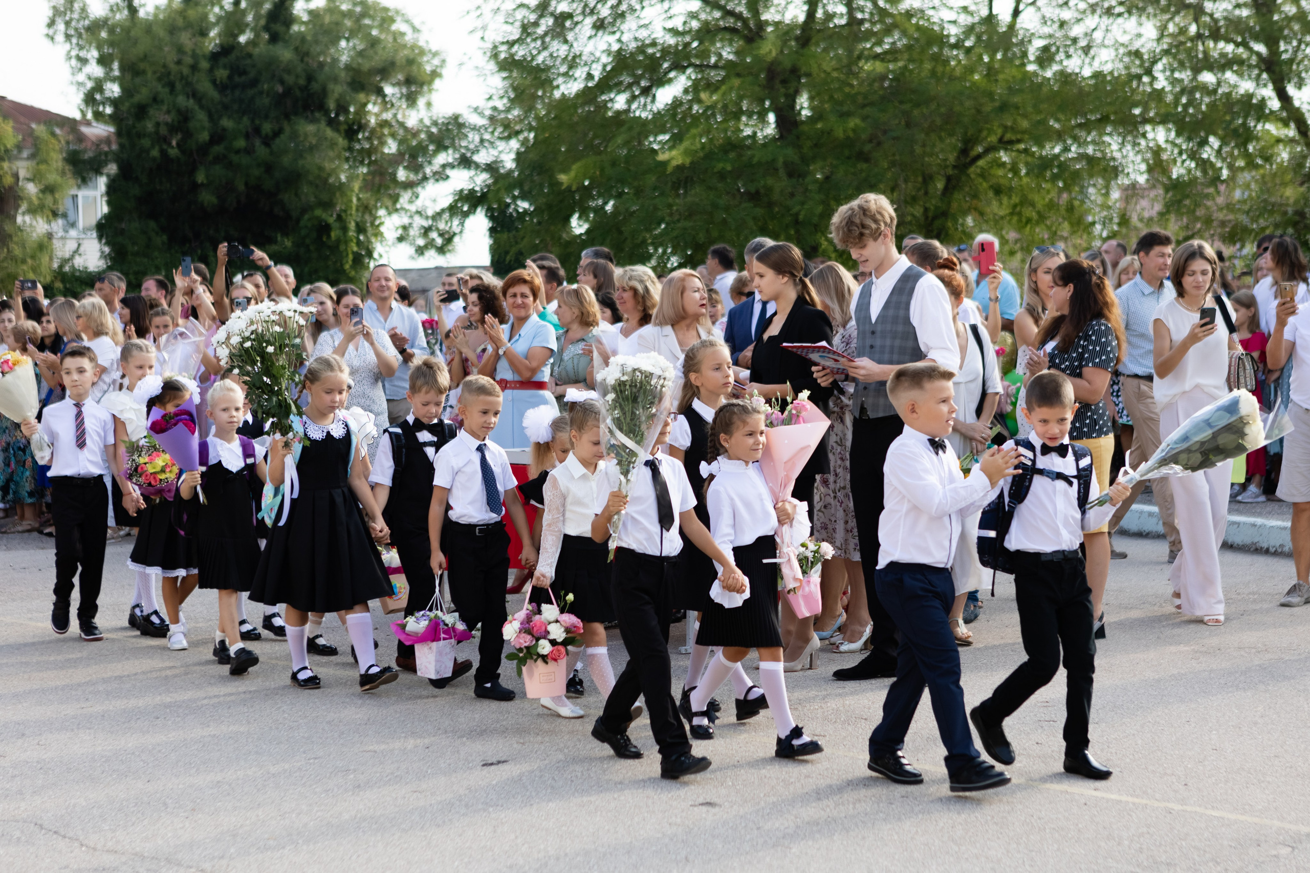 Первый раз — в первый класс. Фотосессия первоклассников 1 сентября. Свадебный фотограф, фотосъемка в Крыму, Севастополе, Симферополе, Ялте