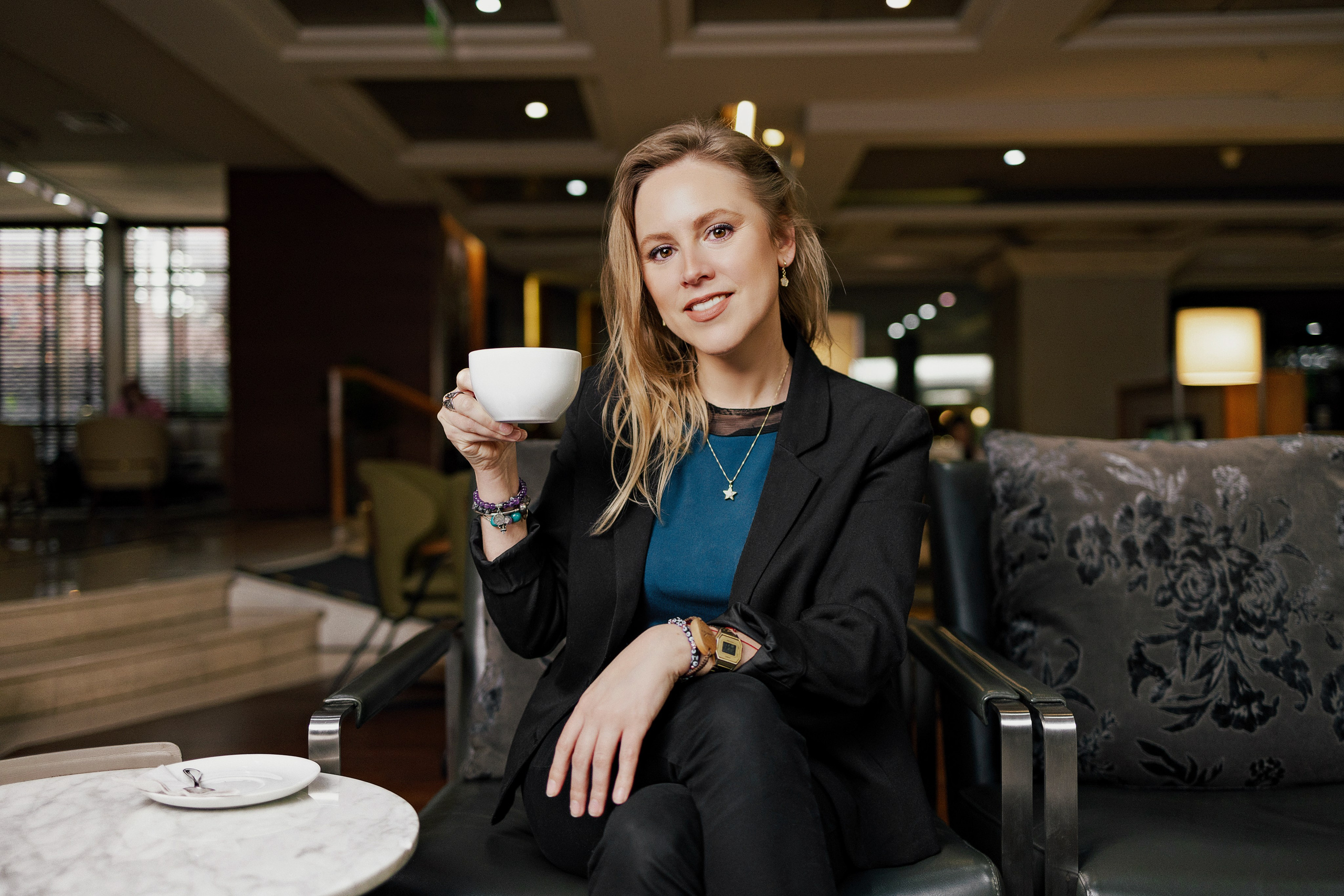 Fotografía Corporativa y Retratos Profesionales en Santiago, Chile. Retrato formal. Fotos Profesionales para LinkedIn, Empresas. Fotógrafa en Santiago, Chile | Julia Zalnova