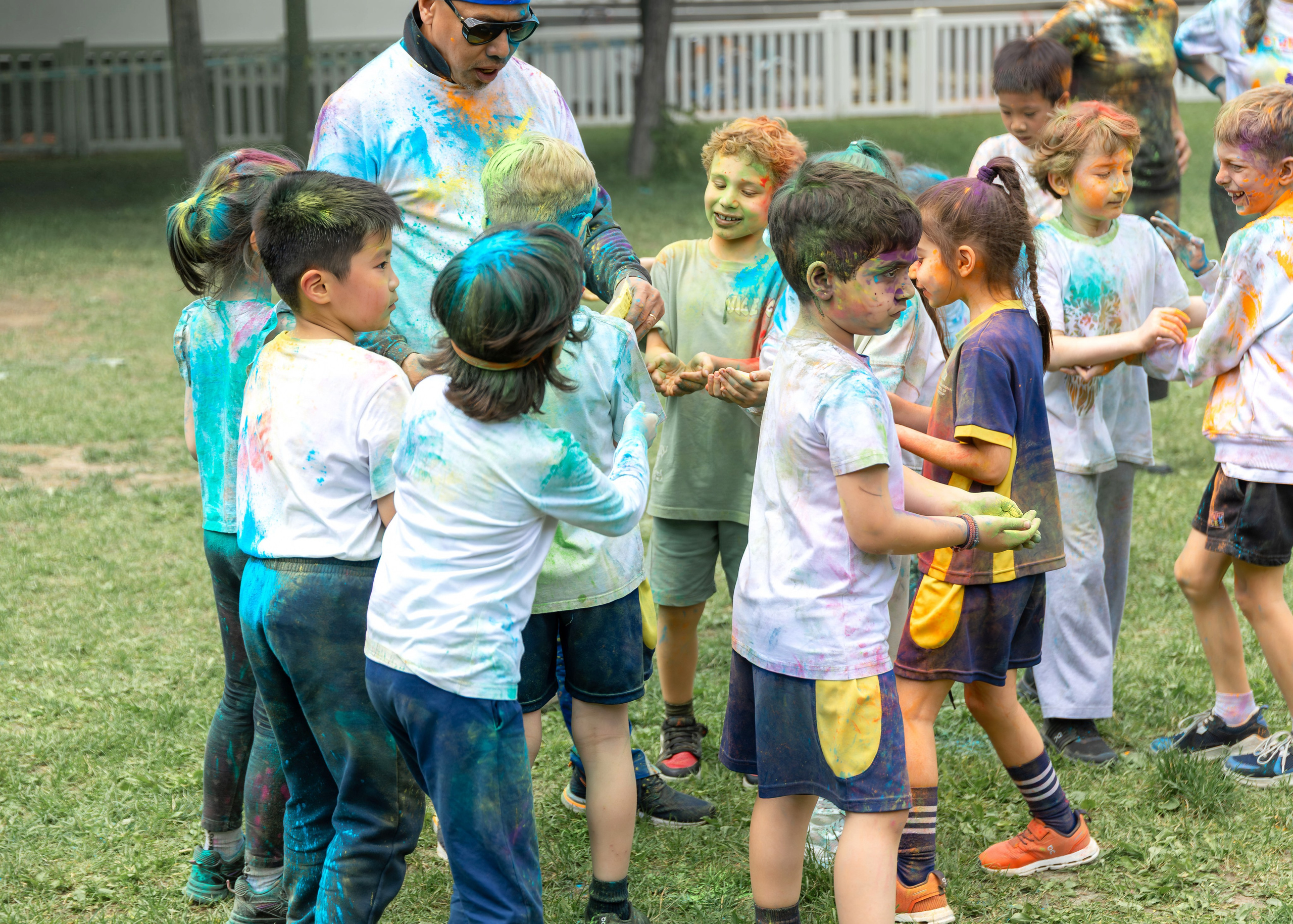 The International School of Moscow. Color Day. Выпускные альбомы для школы и детского сада — школьный фотограф Подольск, Троицк, Щербинка, Москва