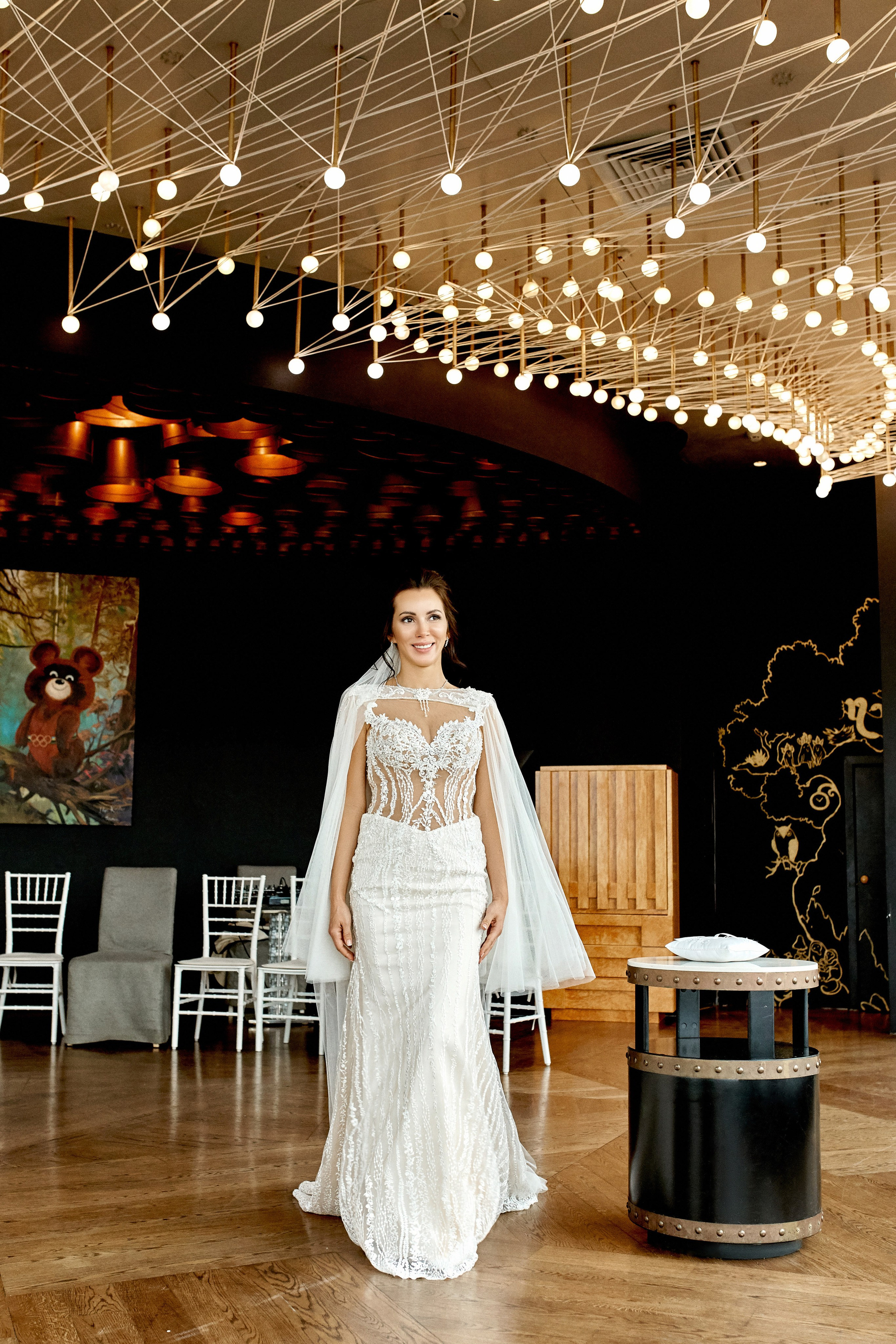 Паряще, грациозно, идеально выглядит невеста на данном кадре. Лишь ваш самый правильный свадебный фотограф Москва может запечатлеть подобное. Делайте правильный выбор заранее, даты разбираются как горячие пирожки.