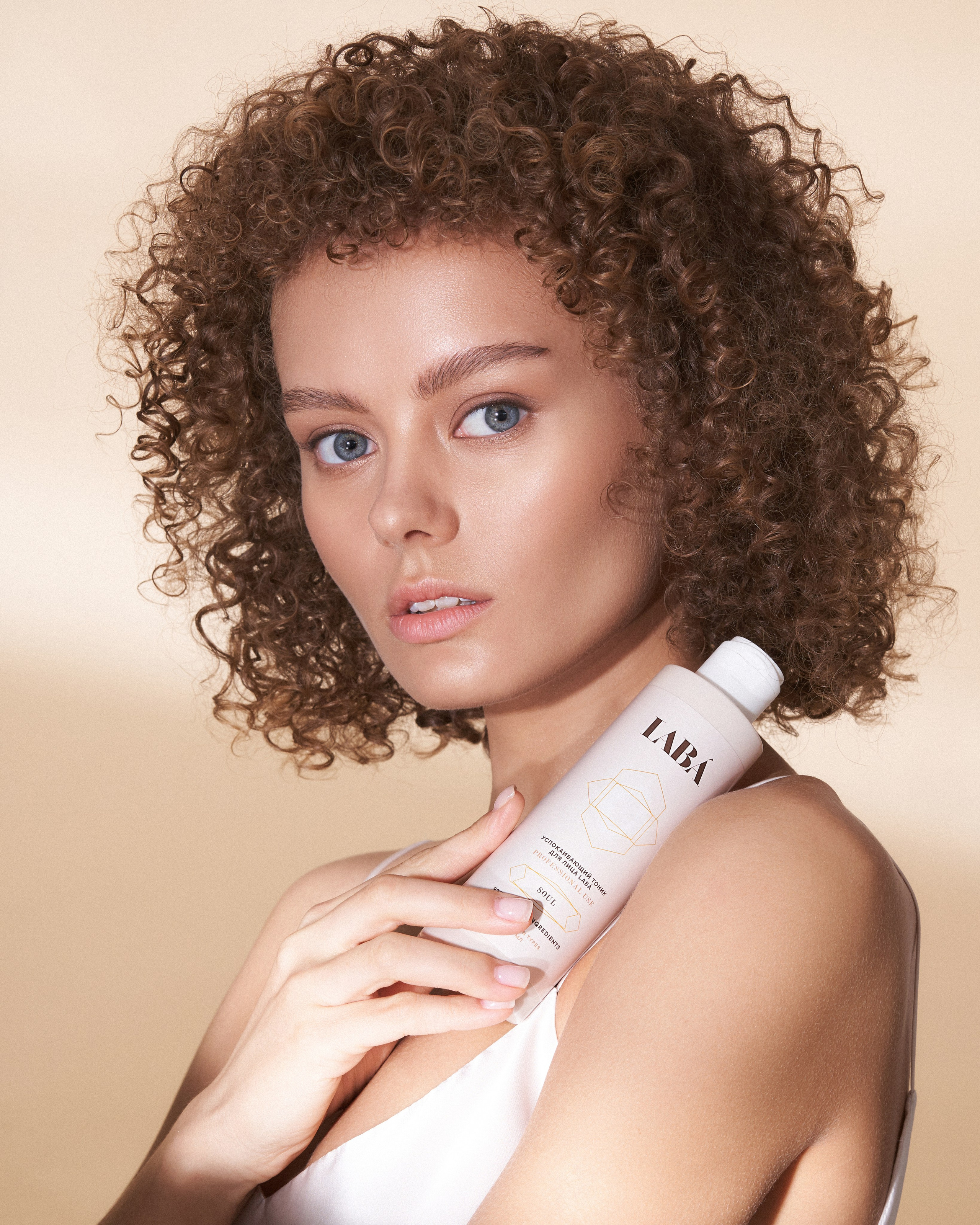 Модельная съемка косметики в фотостудии с имитацией солнечного света