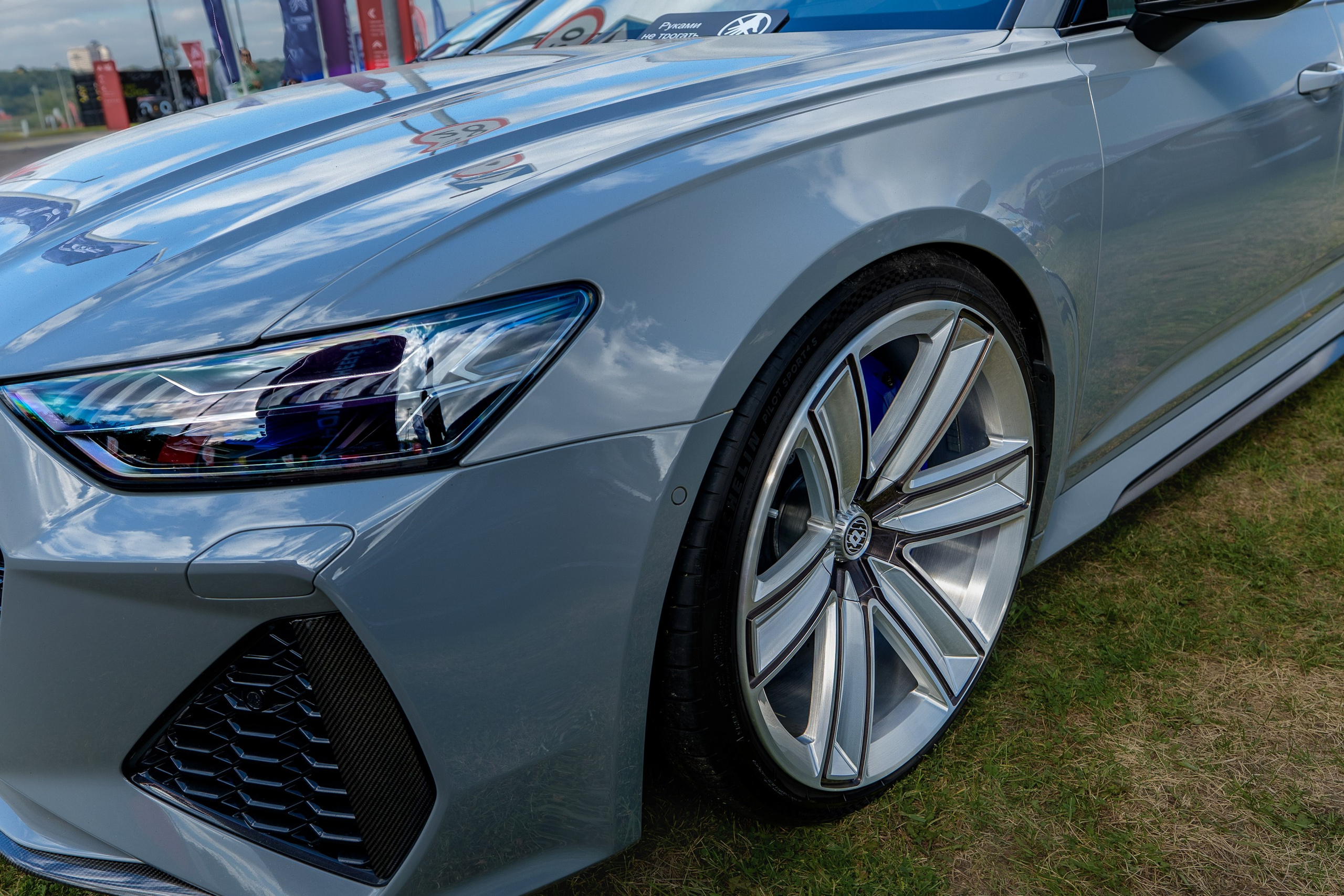 Переднее колесо серого Audi с полированным диском