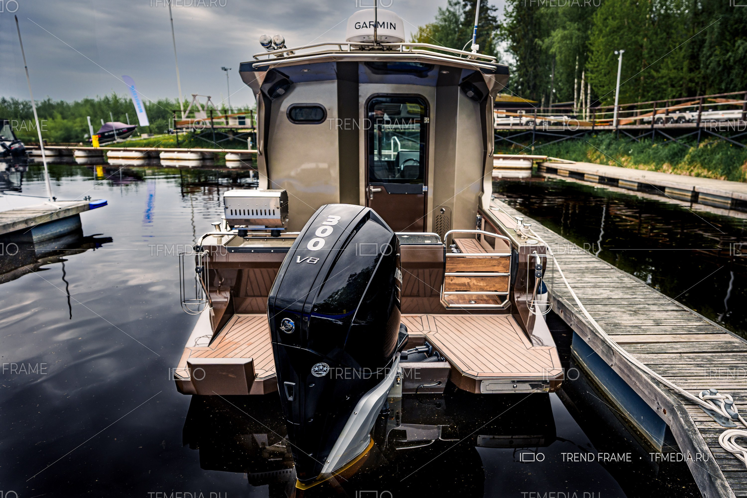 Кормовой кокпит Albakore 780 с мотором Mercury 300 V8 и грилем, выставка лодок СПб 2025 (TrendFrame, tfmedia.ru)