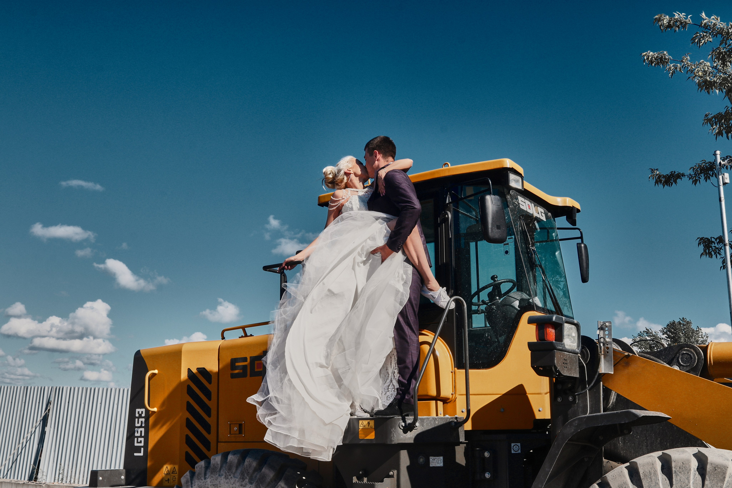 Они залезли на трактор…. Свадебный фотограф Анастасия Лахтионова