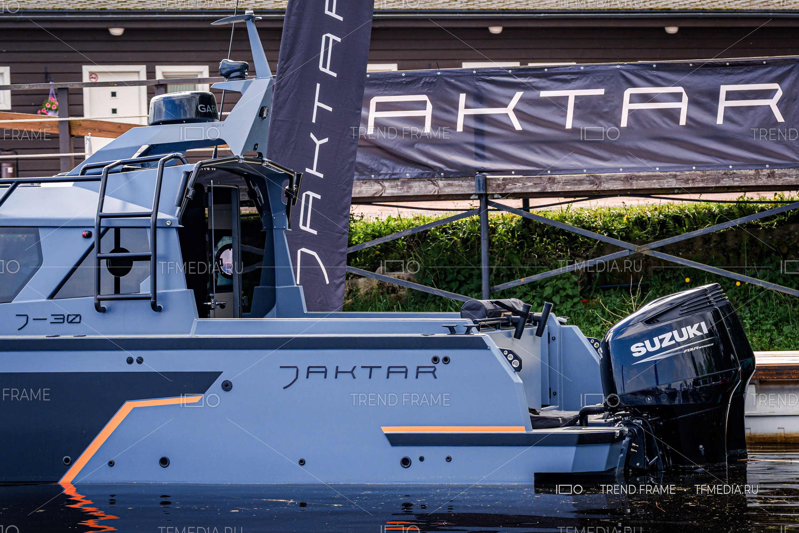 Алюминиевая лодка JAKTAR J-30 со спаркой моторов Suzuki на выставке в Санкт-Петербурге 2025 (TrendFrame, tfmedia.ru)