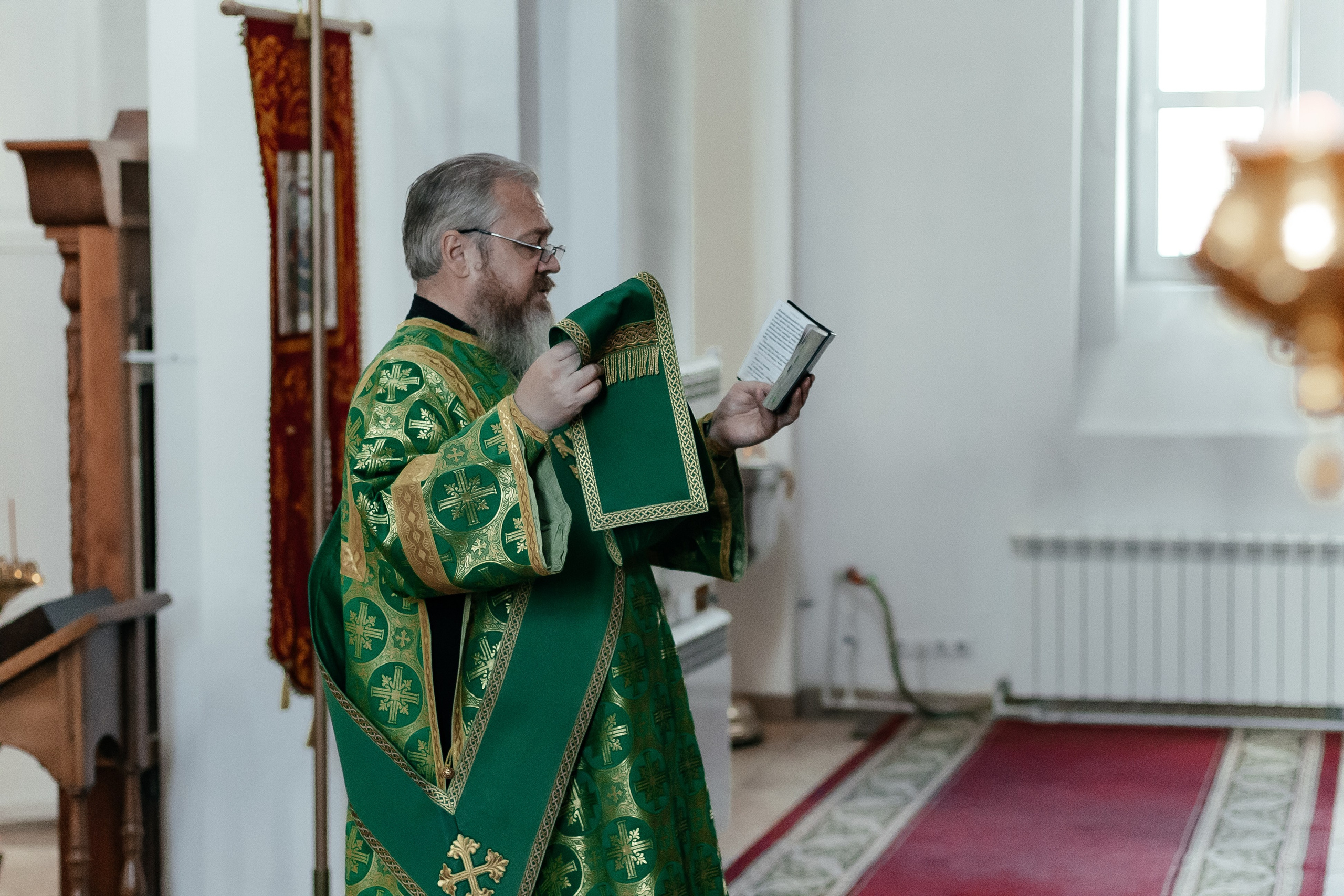 В Спасский храм принесен ковчег с мощами блгвв. кн. Петра и Февронии. Саратовское Северо-Западное благочиние