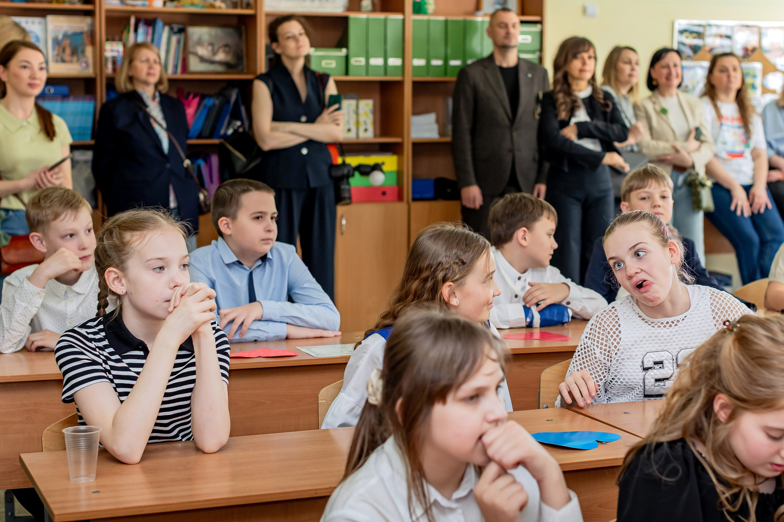 Выпускной в начальной школе в классе. Фотограф и видеограф Москва. Свадебный фотограф, видеограф. Выпускные альбомы. Оживающие альбомы