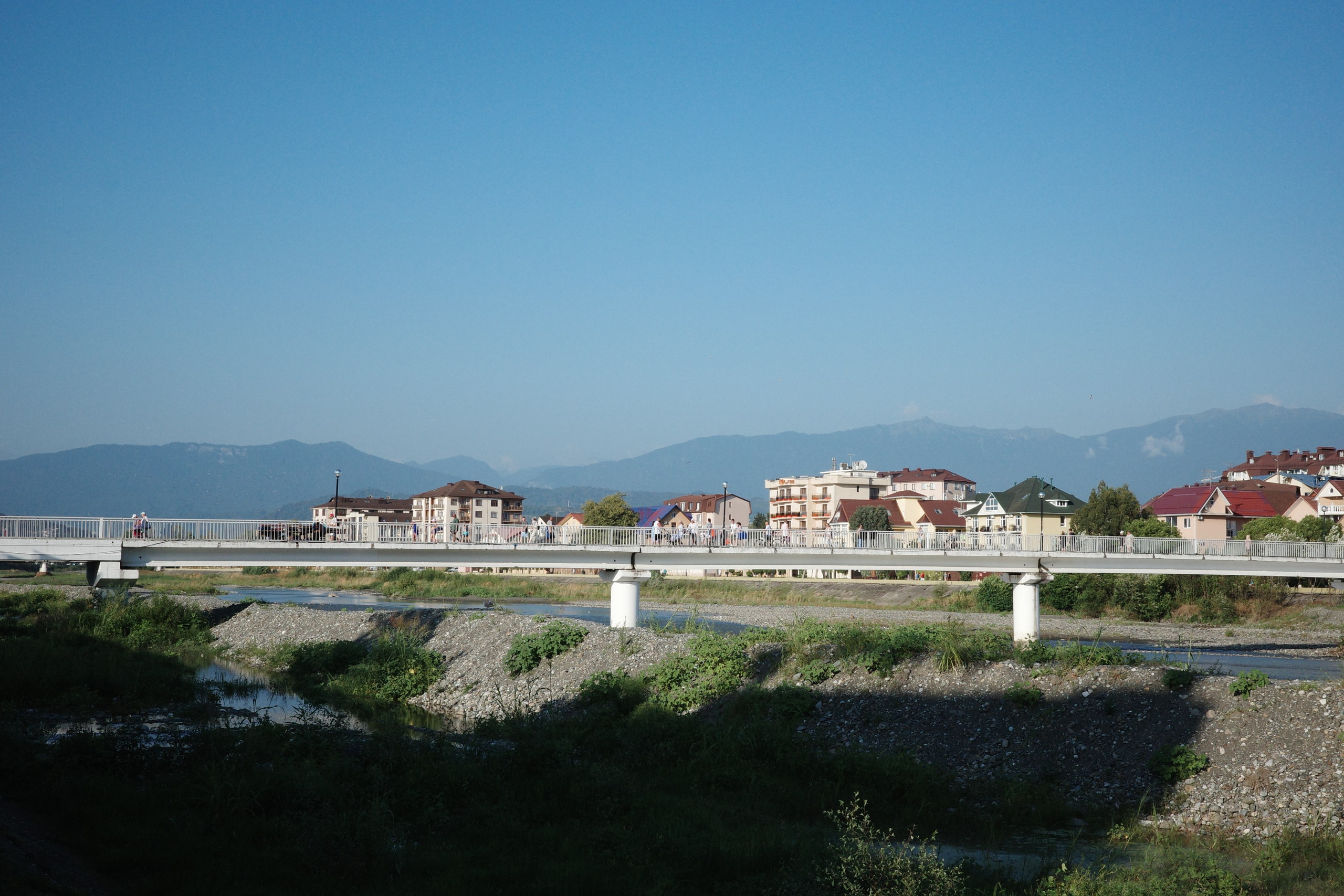 Сзади виднеются горы