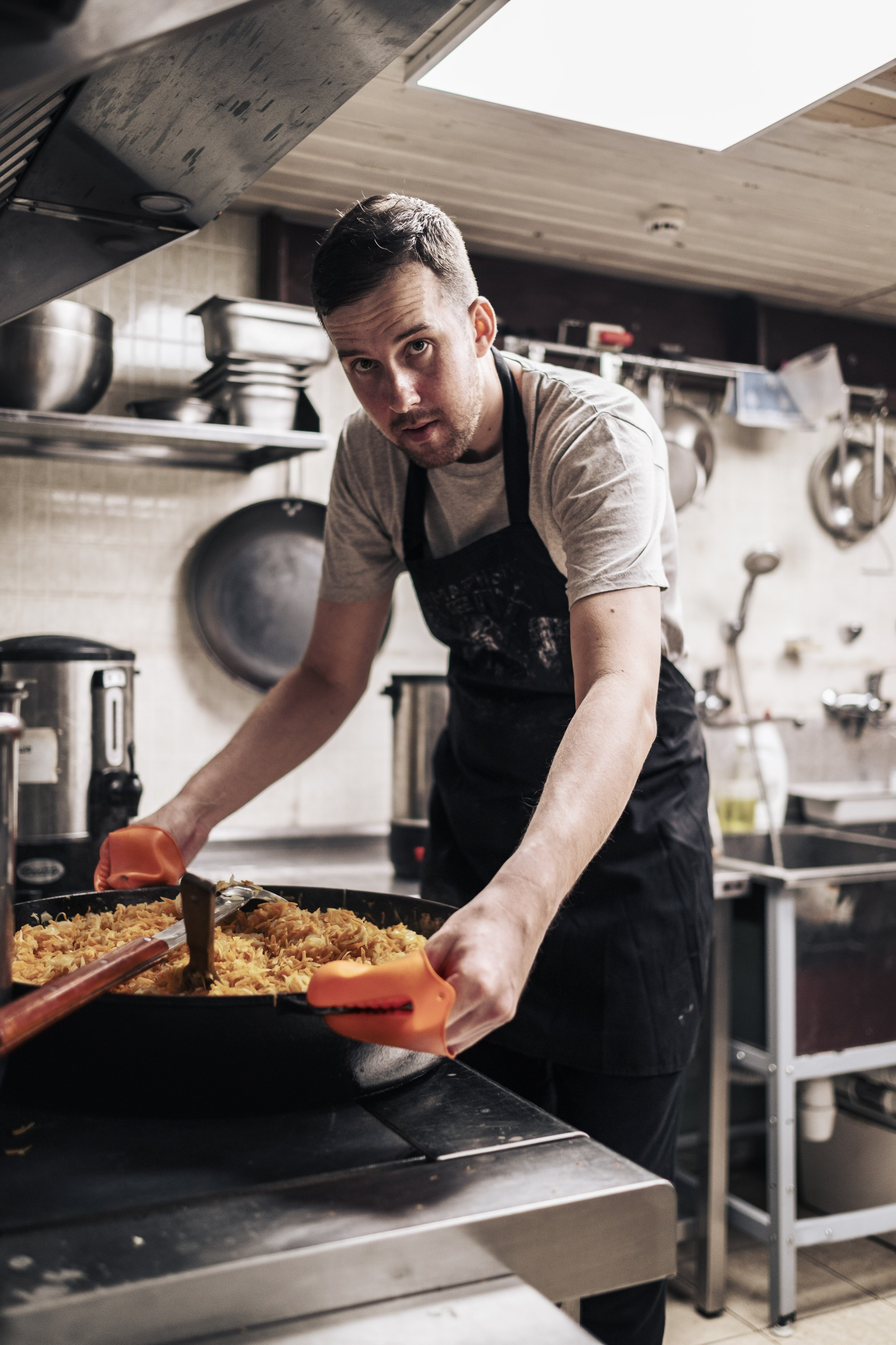 Готовка для бездомных и кормление их в Москве. Фотограф в Москве Максим Скоробогатов