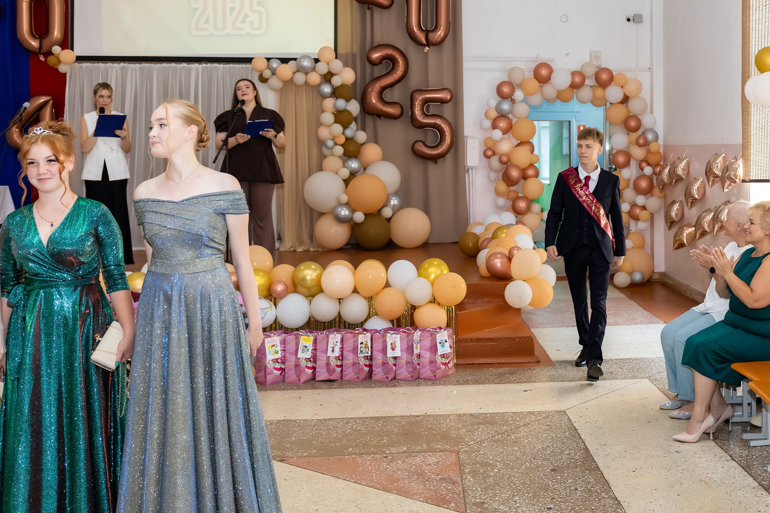 Выпускной. Школа 22, 11 класс. Стильный выпускной альбом Владивосток фотограф Вероника Мигачева