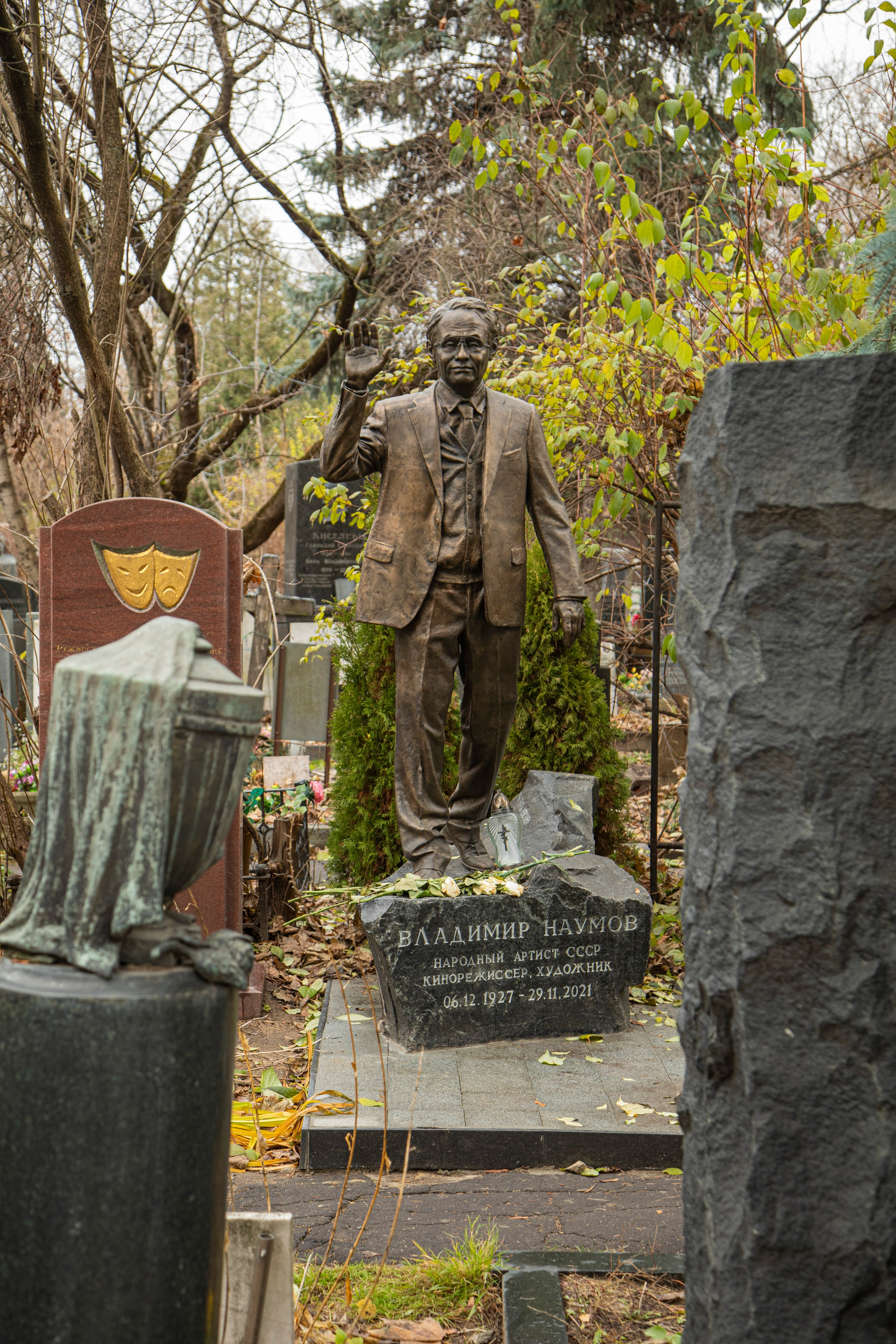 Осенняя прогулка по Новодевичьему кладбищу. Фотограф Сергей Ловкий