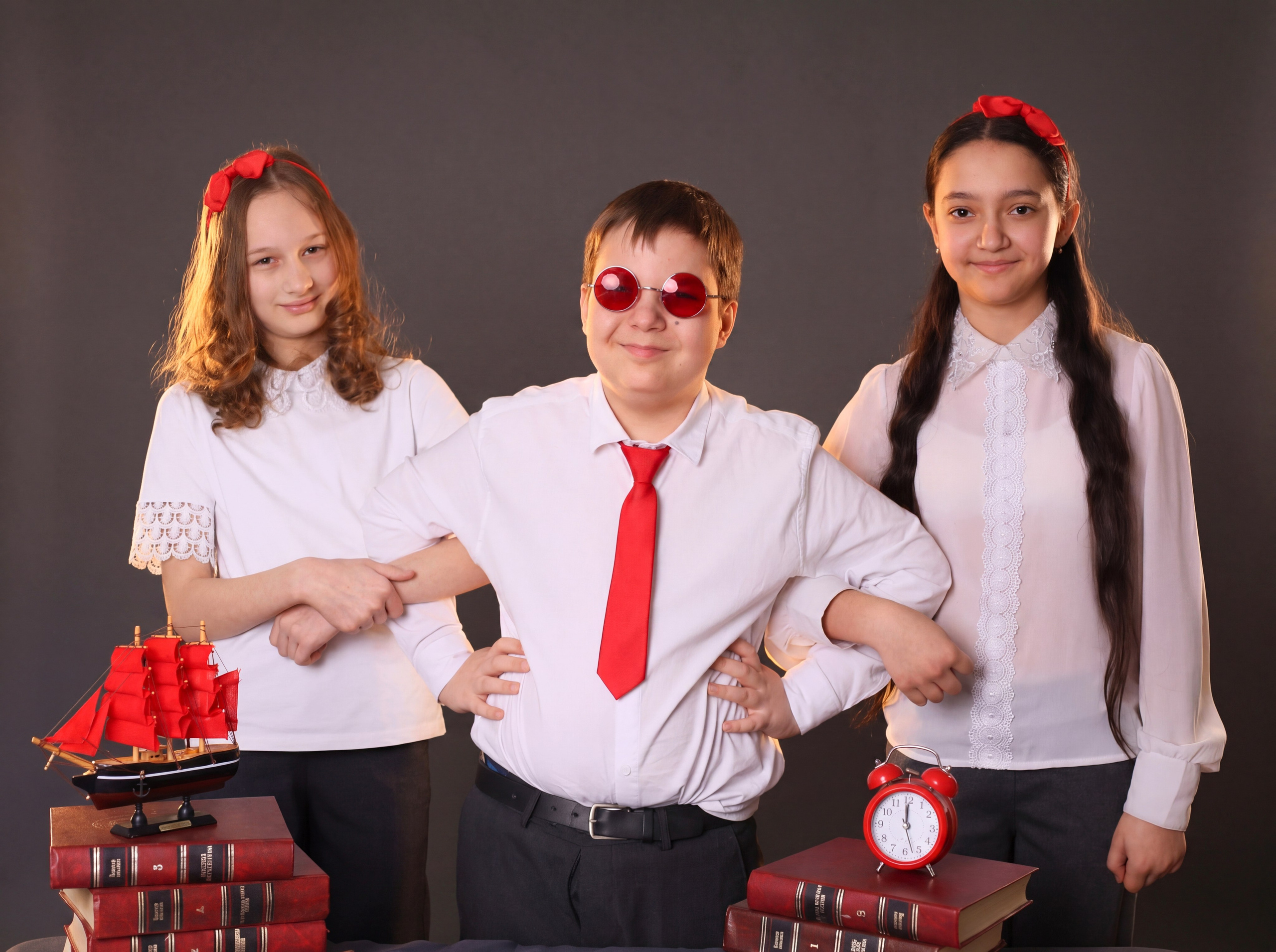 4 класс на темном фоне тоже можно и даже нужно. Выпускные альбомы в Таганроге и Ростовской Области