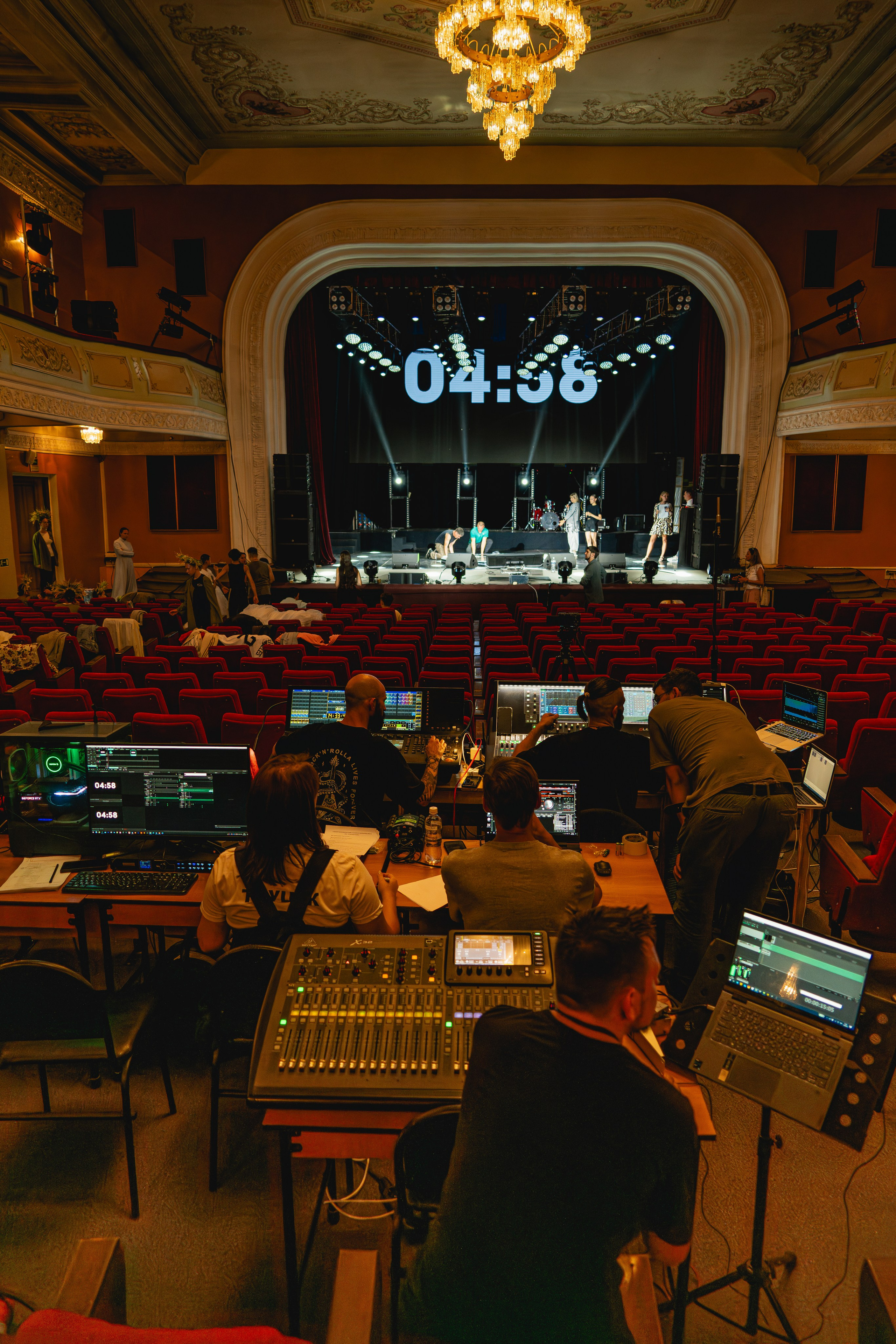 Занимаюсь профессиональной фотографией и живу рядом с Байкалом. Работаю в разных жанрах