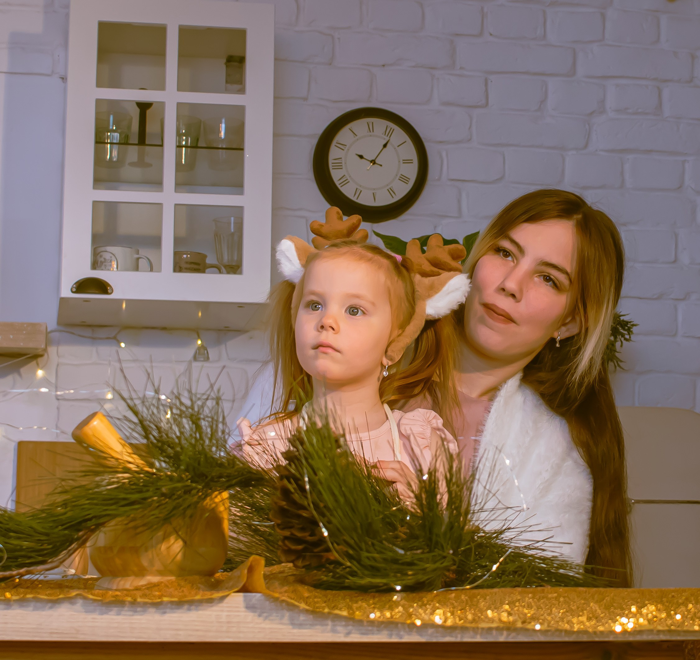 Весёлая новогодняя фотосессия, мама делает причёску дочке, тёплая семейная атмосфера, фотограф Карасёва Елена