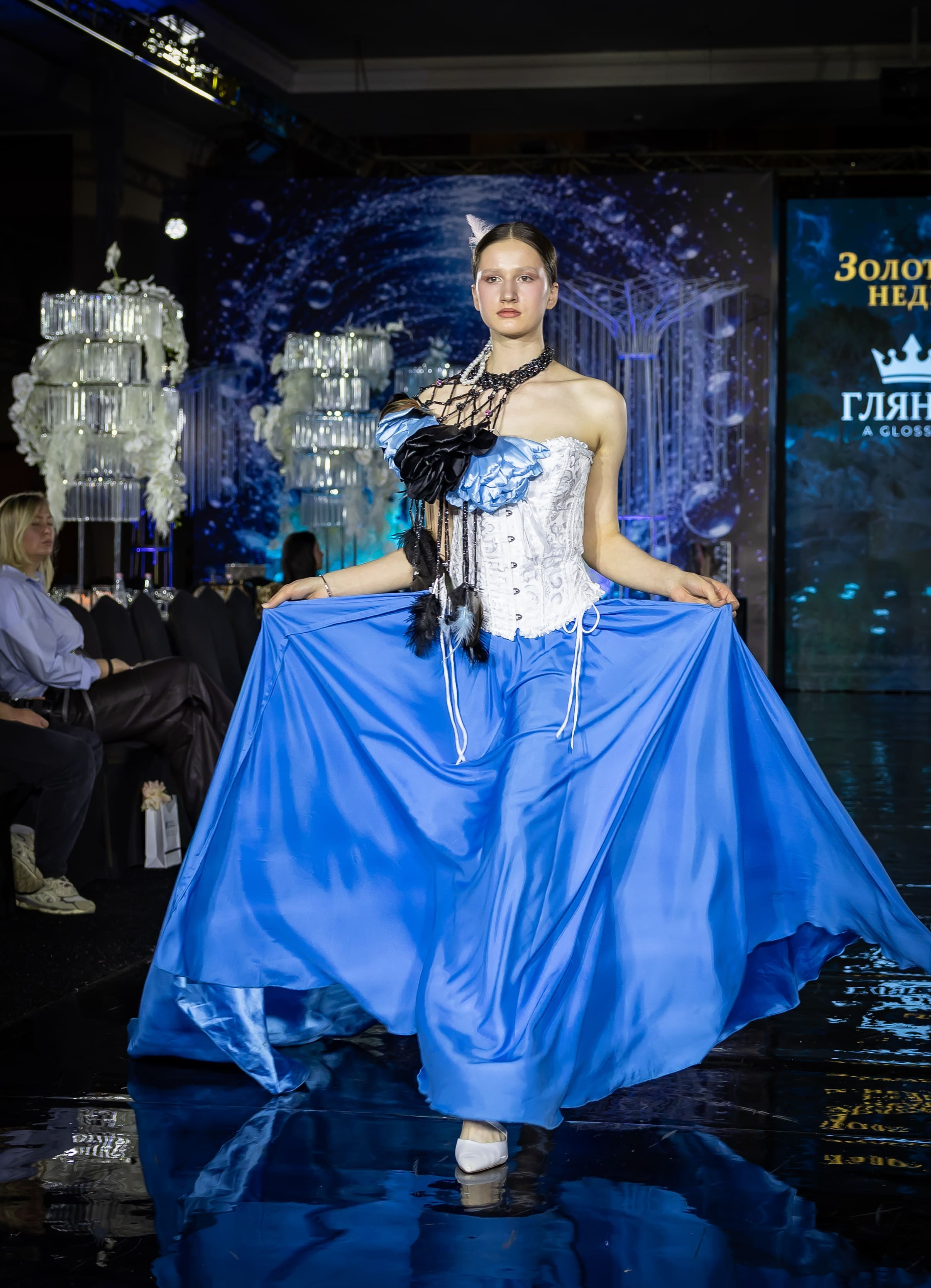 Модель в ярко-синем платье, динамика подиума, съёмка модного показа