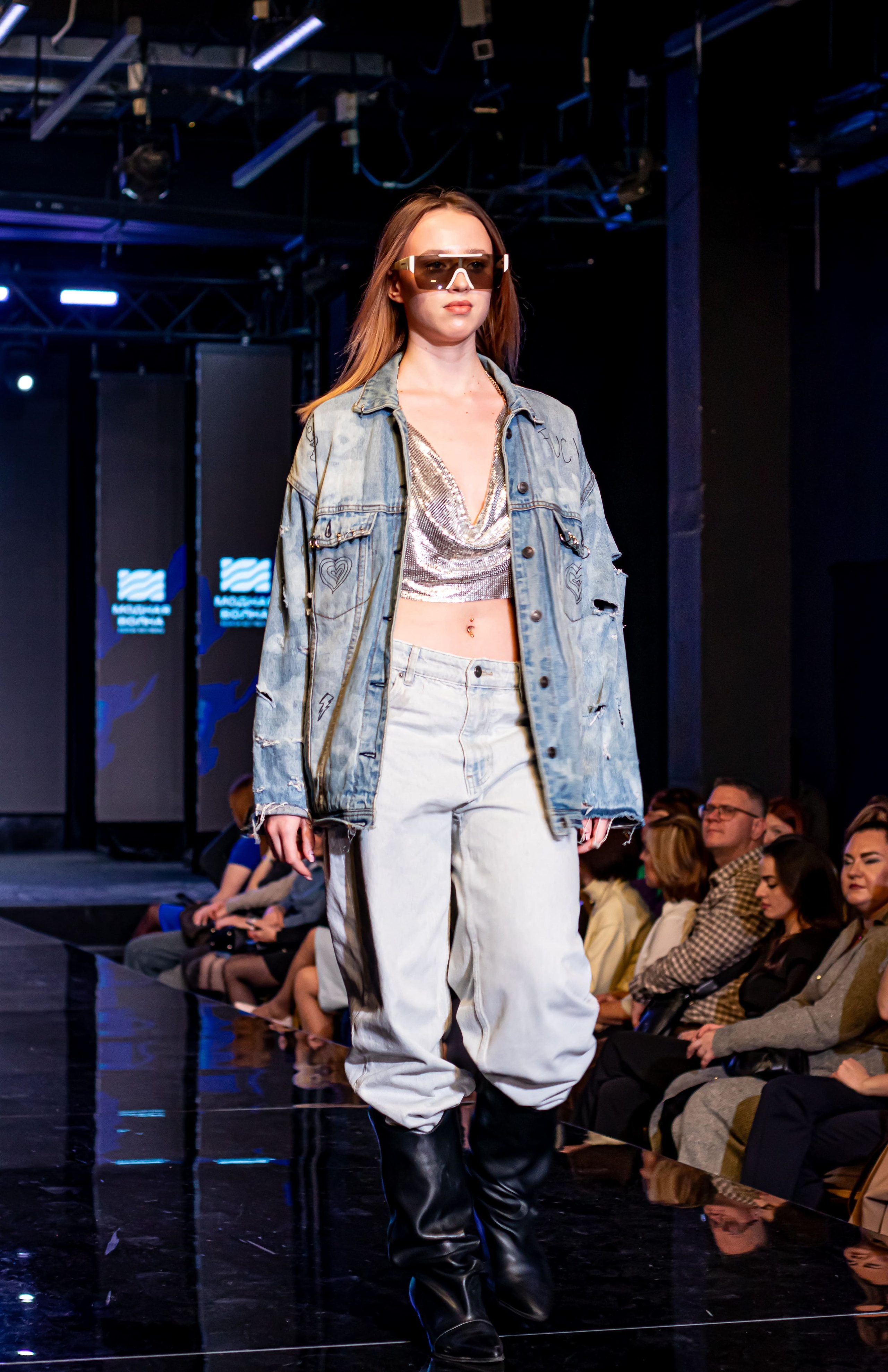 Модель в светлом образе на подиуме — динамичный кадр фестиваля «Модная волна»