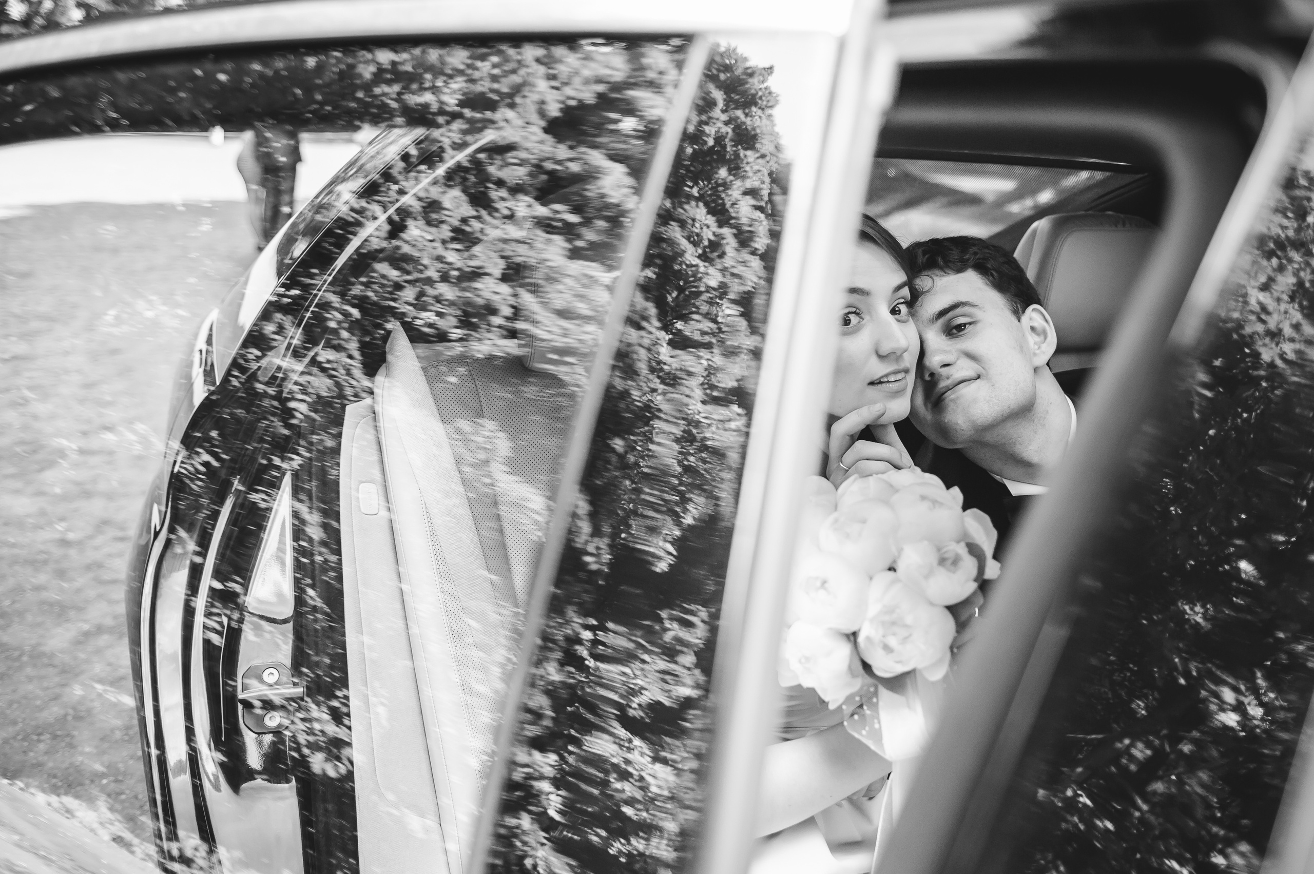 Свадебное фото. Черно-белое стильное фото пары в автомобиле