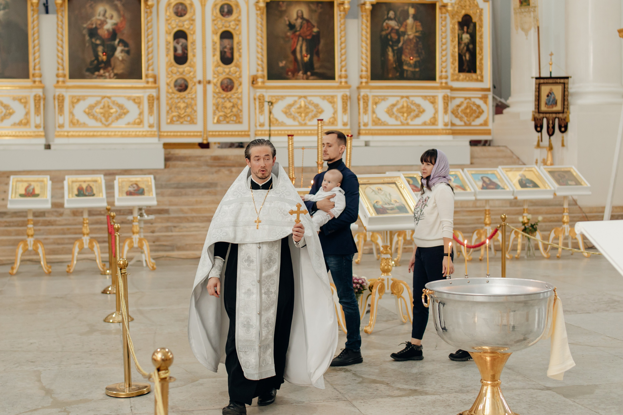 Крещение ребенка в Смольном соборе СПб. Фотограф крещение венчание в Петербурге! Помогает подобрать храм и посоветовал душевного батюшку в СПб